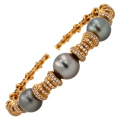 Bracelet manchette en or jaune avec perle de Tahiti noire et gris foncé sertie de diamants