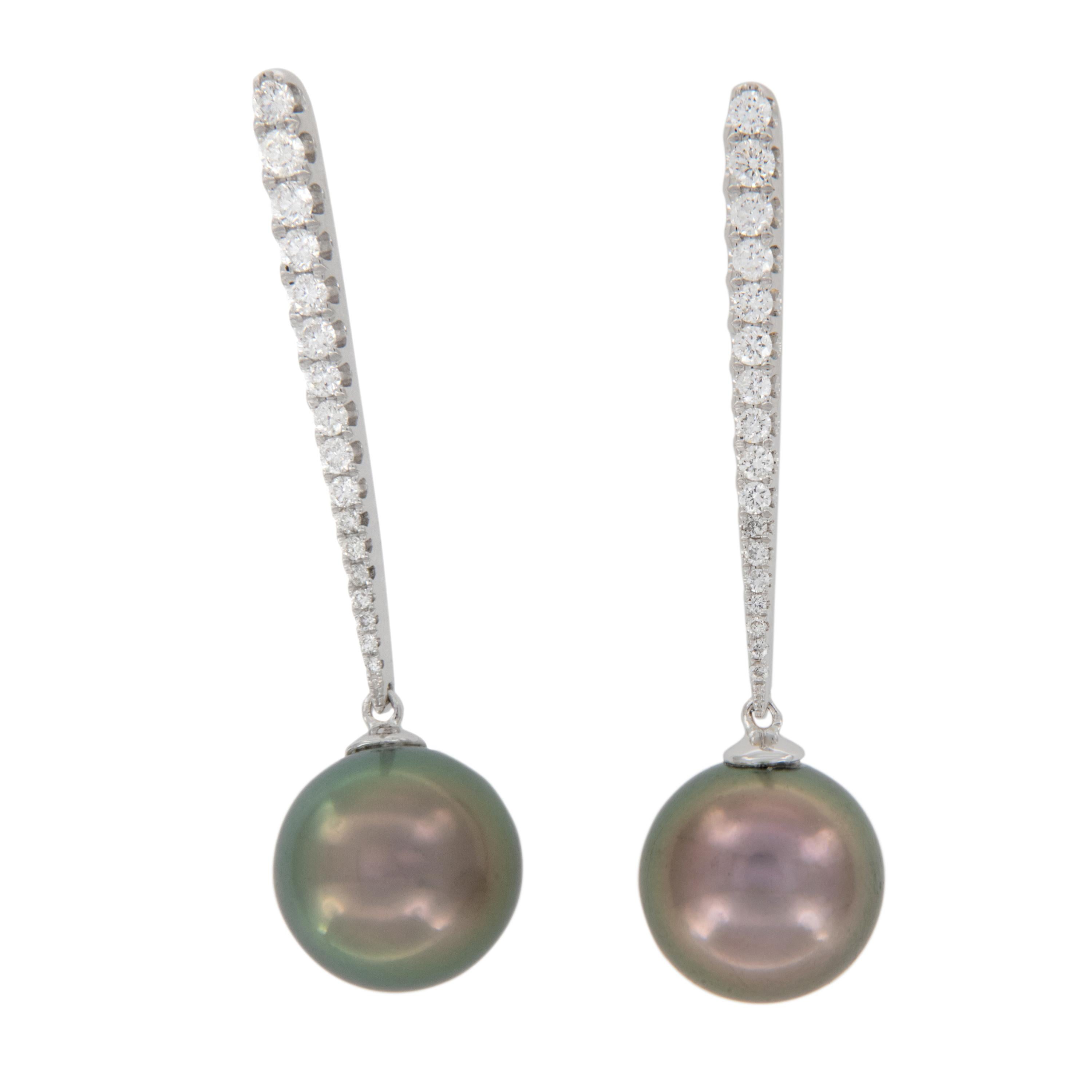 Tahitian pearls are the only natural pearls that have a full color spectrum. The black-lip pearl oysters have a rainbow-like mantle which exhibits all natural colors. These colors are expressed in Tahitian pearls in a magical way with colors