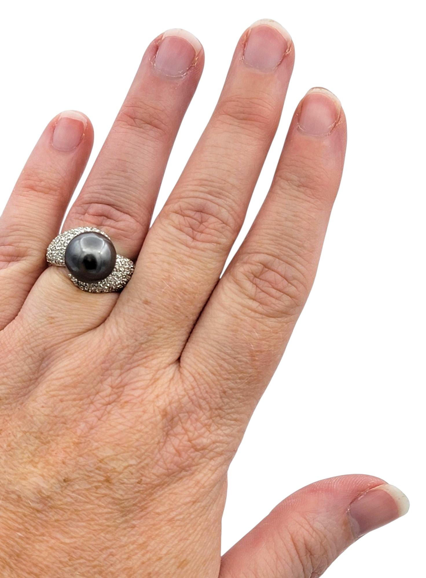 Anello cocktail con perla nera di Tahiti e diamanti pavé in oro bianco 14 carati in vendita 4