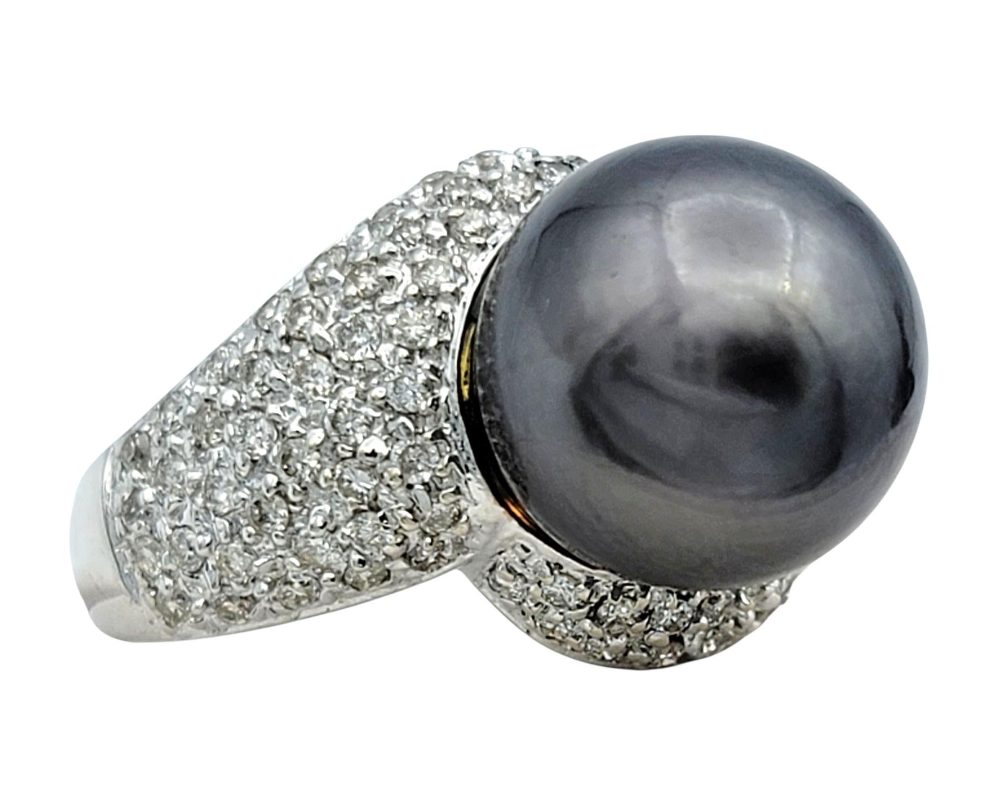 Contemporaneo Anello cocktail con perla nera di Tahiti e diamanti pavé in oro bianco 14 carati in vendita