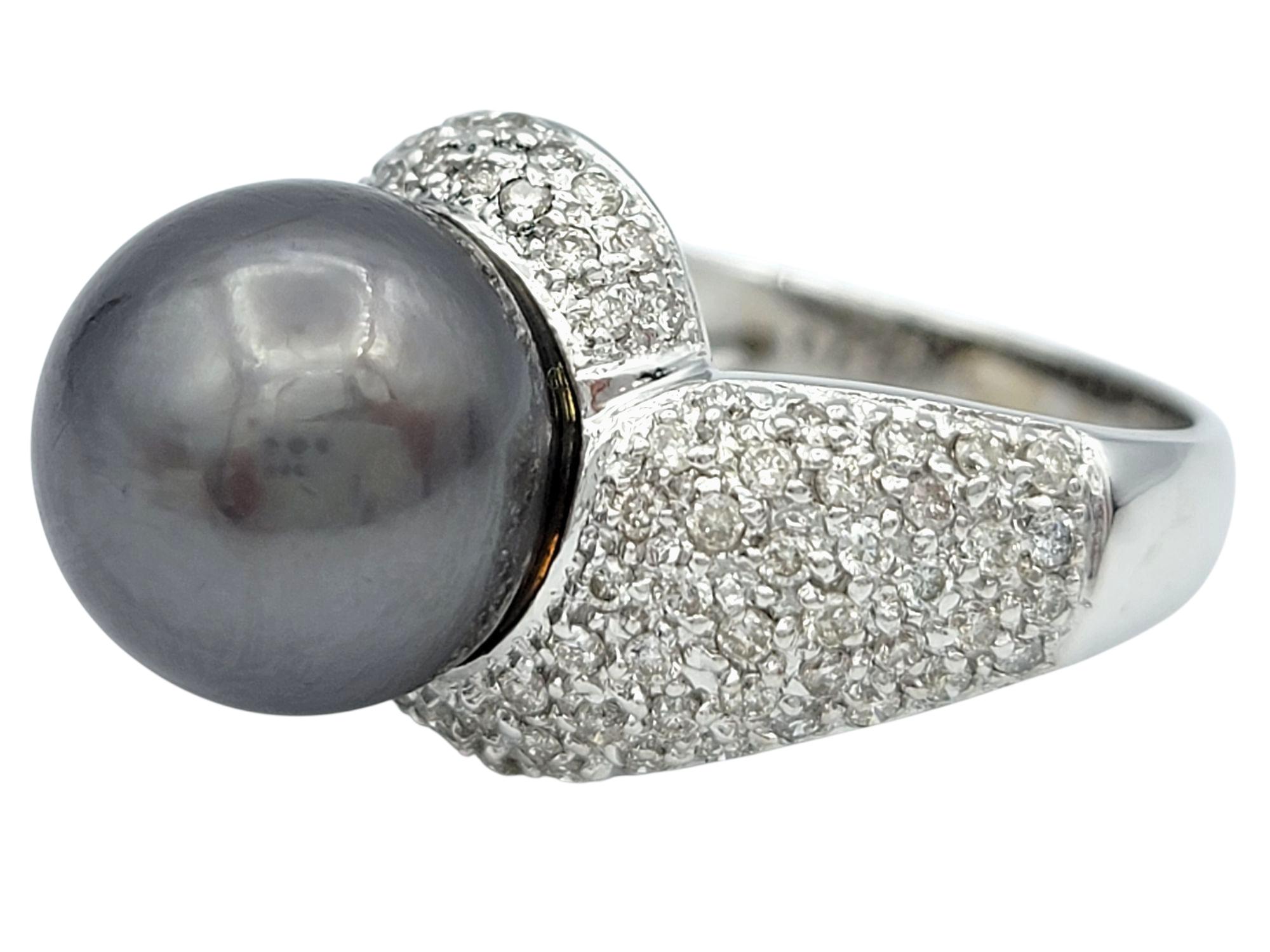 Taglio rotondo Anello cocktail con perla nera di Tahiti e diamanti pavé in oro bianco 14 carati in vendita