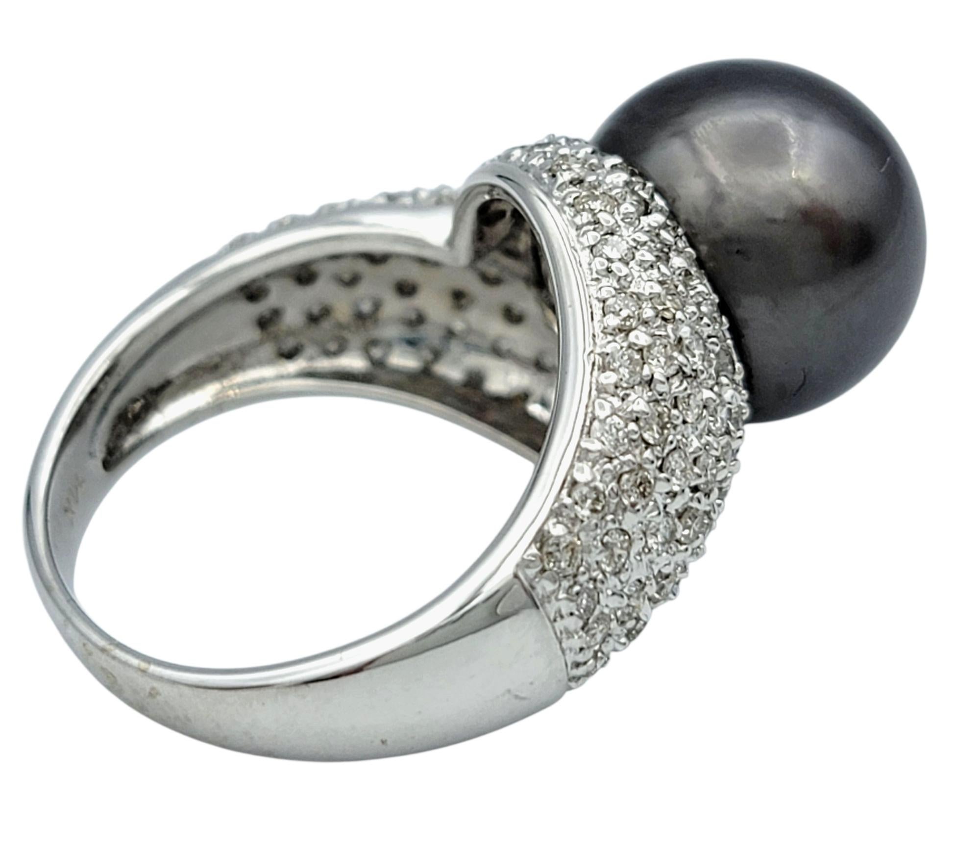 Anello cocktail con perla nera di Tahiti e diamanti pavé in oro bianco 14 carati In condizioni buone in vendita a Scottsdale, AZ