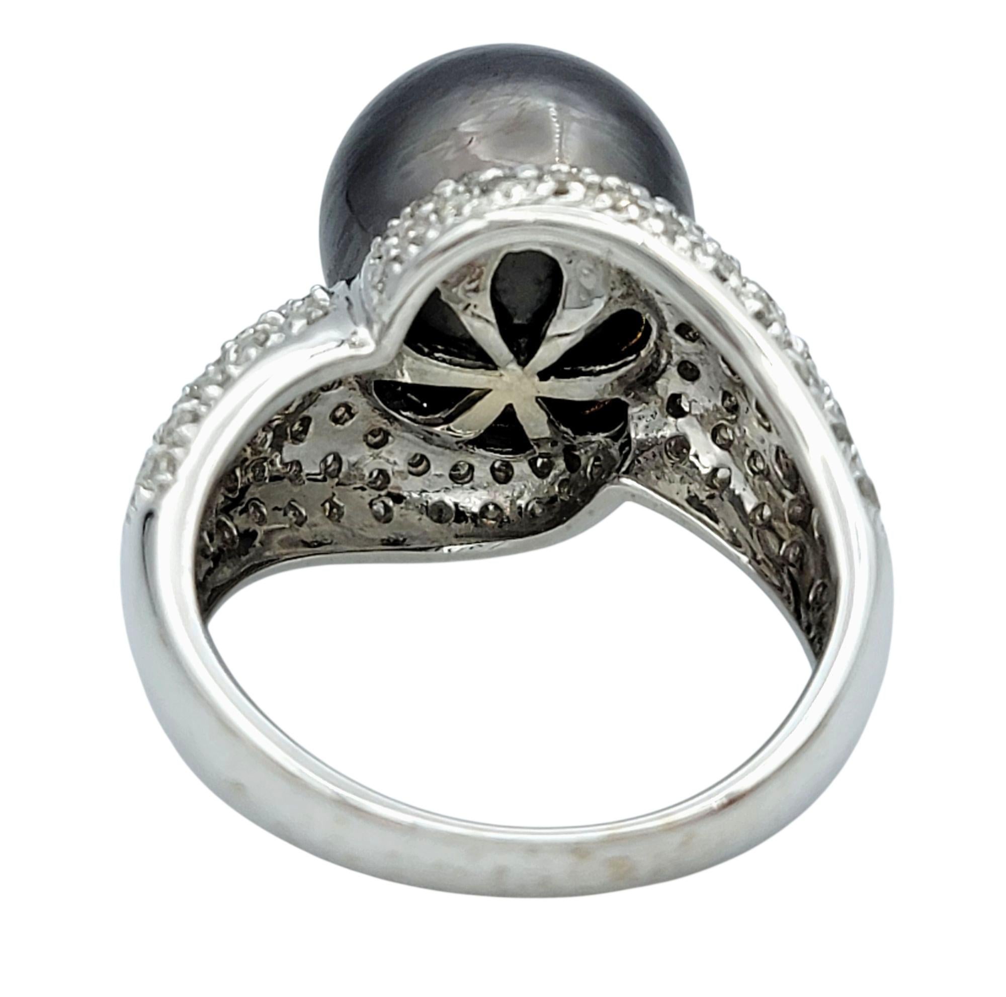 Anello cocktail con perla nera di Tahiti e diamanti pavé in oro bianco 14 carati in vendita 1