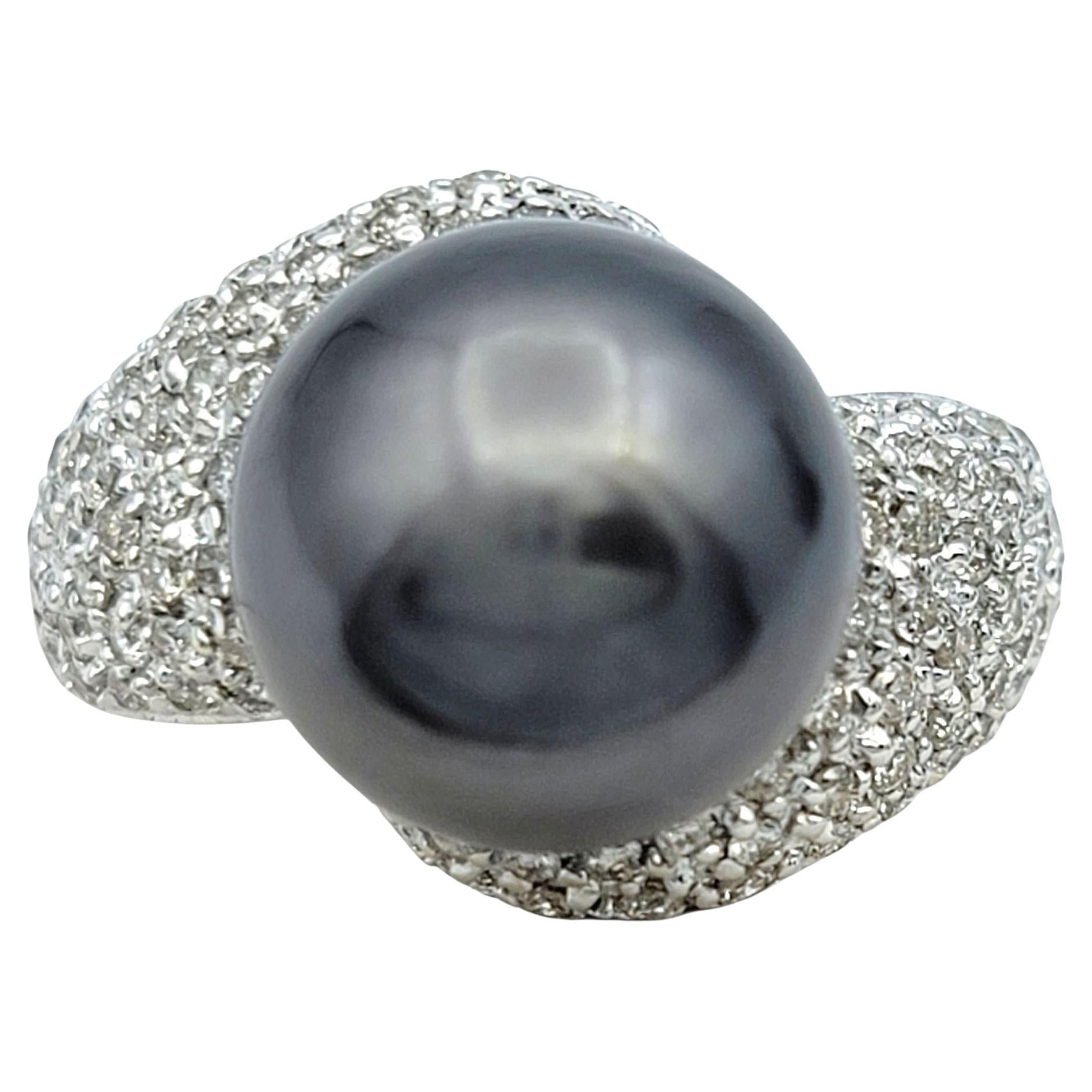 Anello cocktail con perla nera di Tahiti e diamanti pavé in oro bianco 14 carati