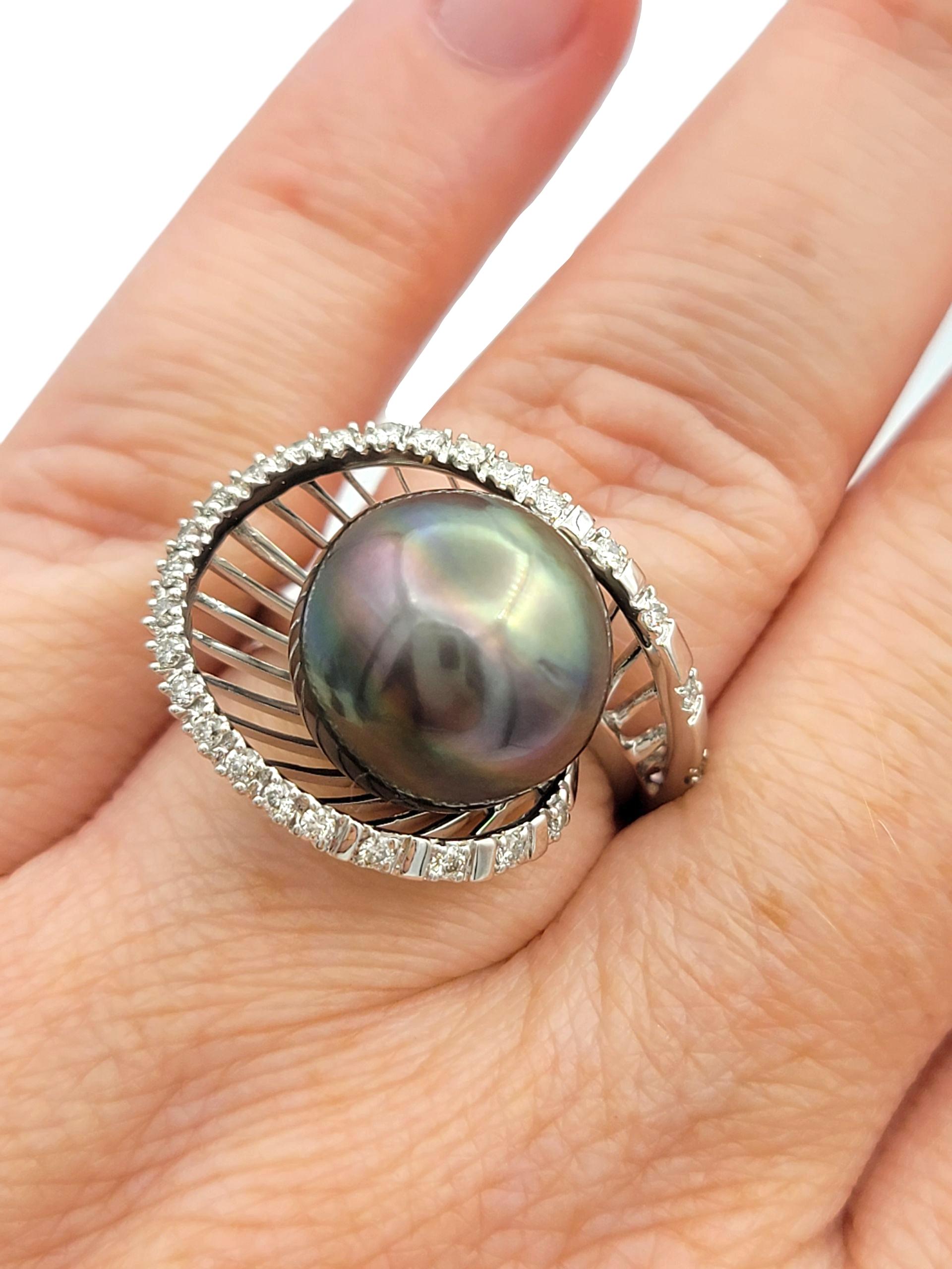 Anello con perla nera di Tahiti e pavé di diamanti in oro bianco da 18 carati in vendita 4