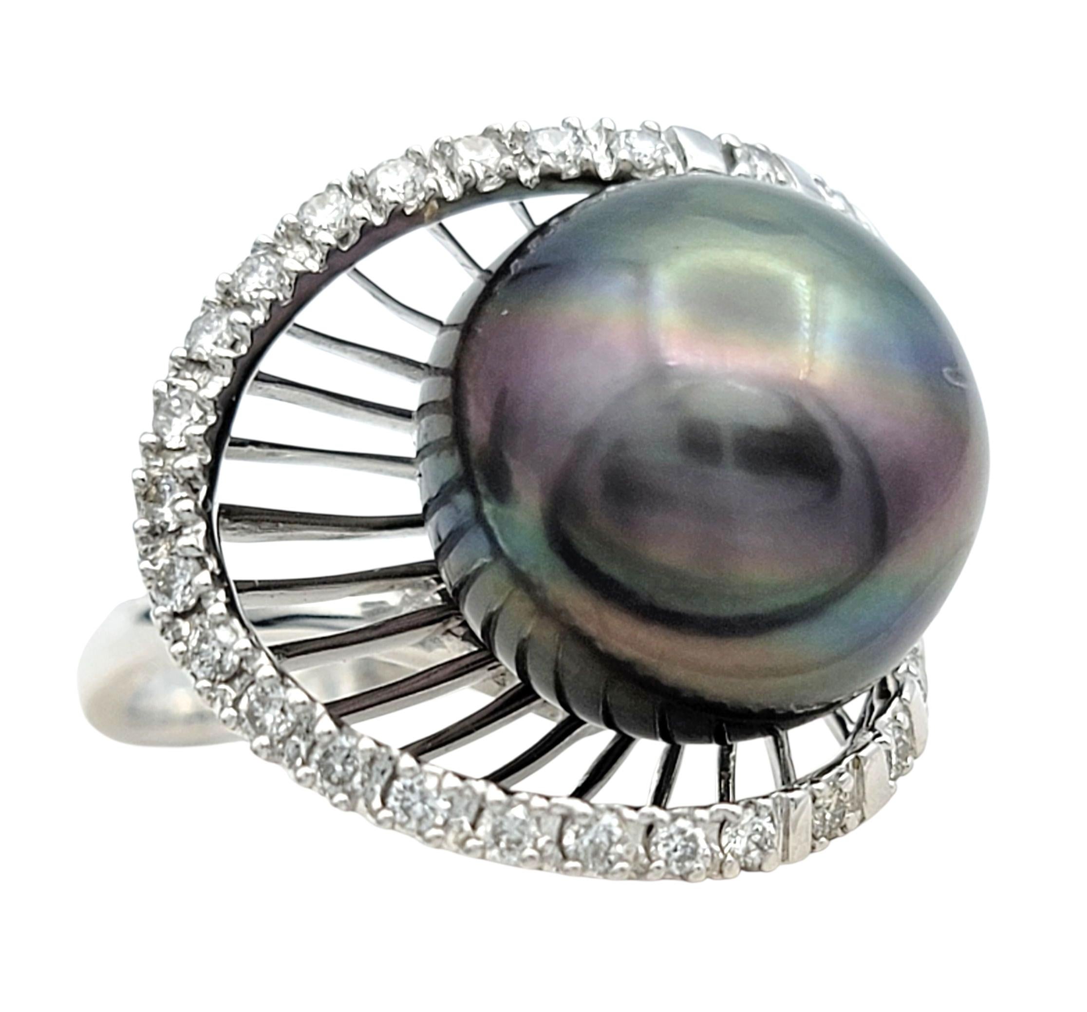 Contemporaneo Anello con perla nera di Tahiti e pavé di diamanti in oro bianco da 18 carati in vendita