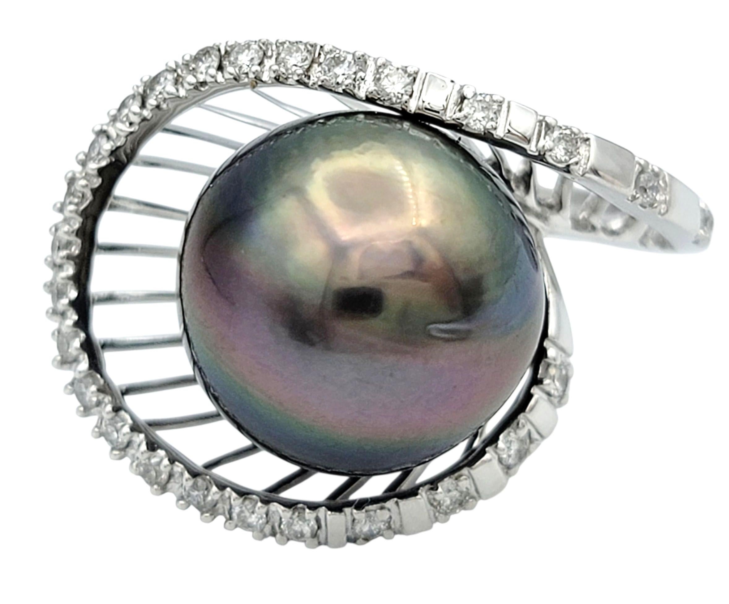 Taglio rotondo Anello con perla nera di Tahiti e pavé di diamanti in oro bianco da 18 carati in vendita