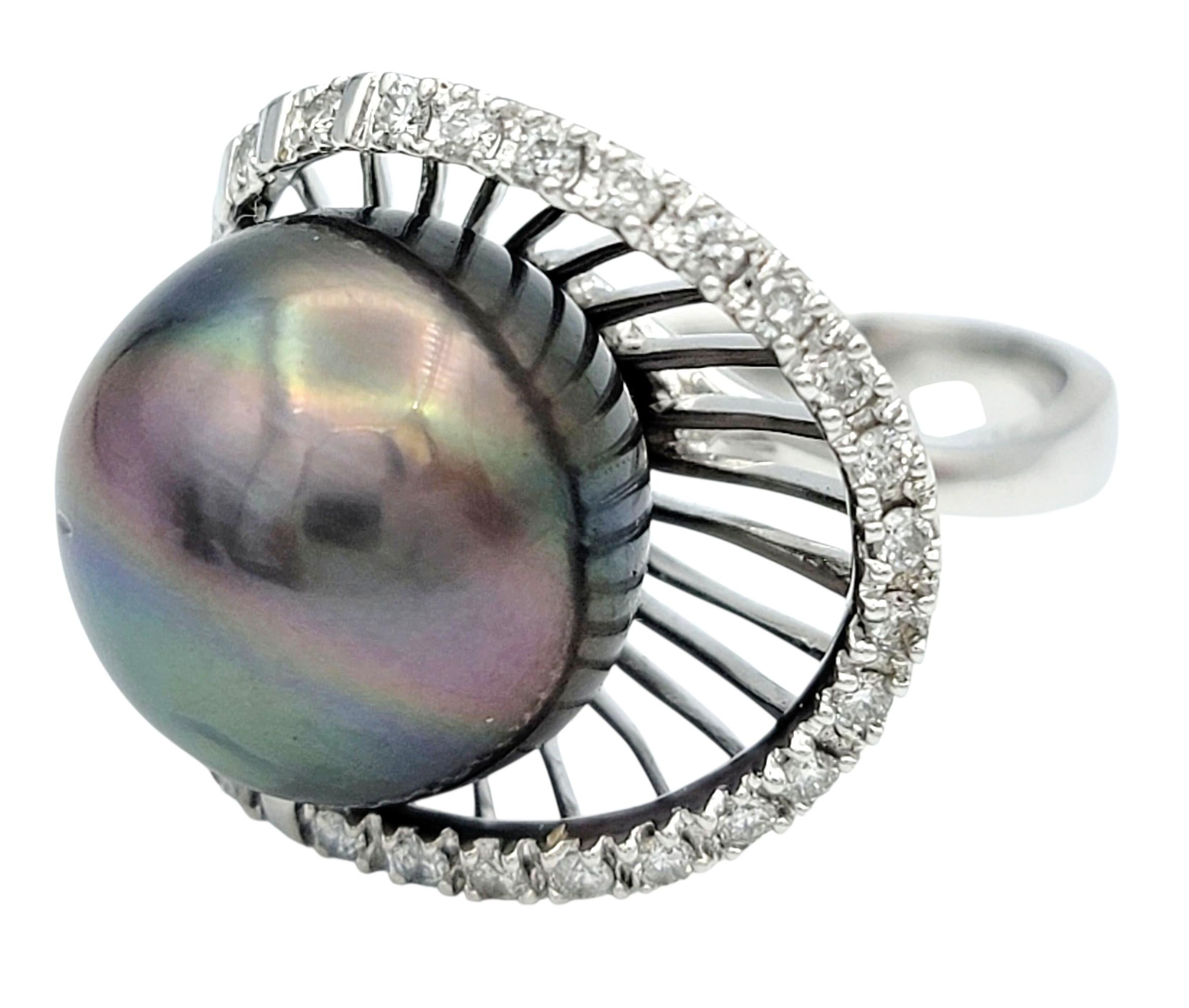 Anello con perla nera di Tahiti e pavé di diamanti in oro bianco da 18 carati In condizioni buone in vendita a Scottsdale, AZ