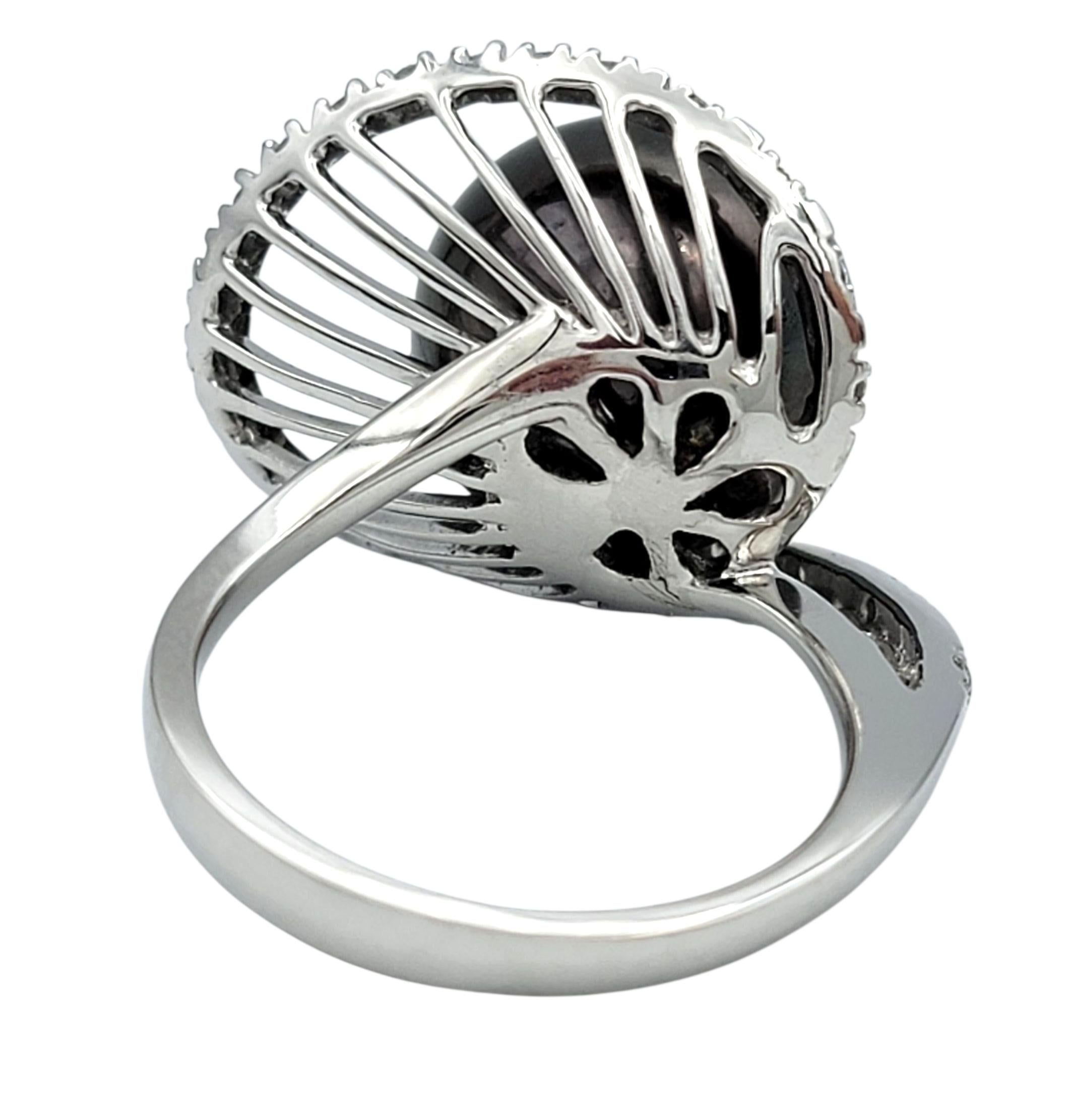 Anello con perla nera di Tahiti e pavé di diamanti in oro bianco da 18 carati in vendita 1
