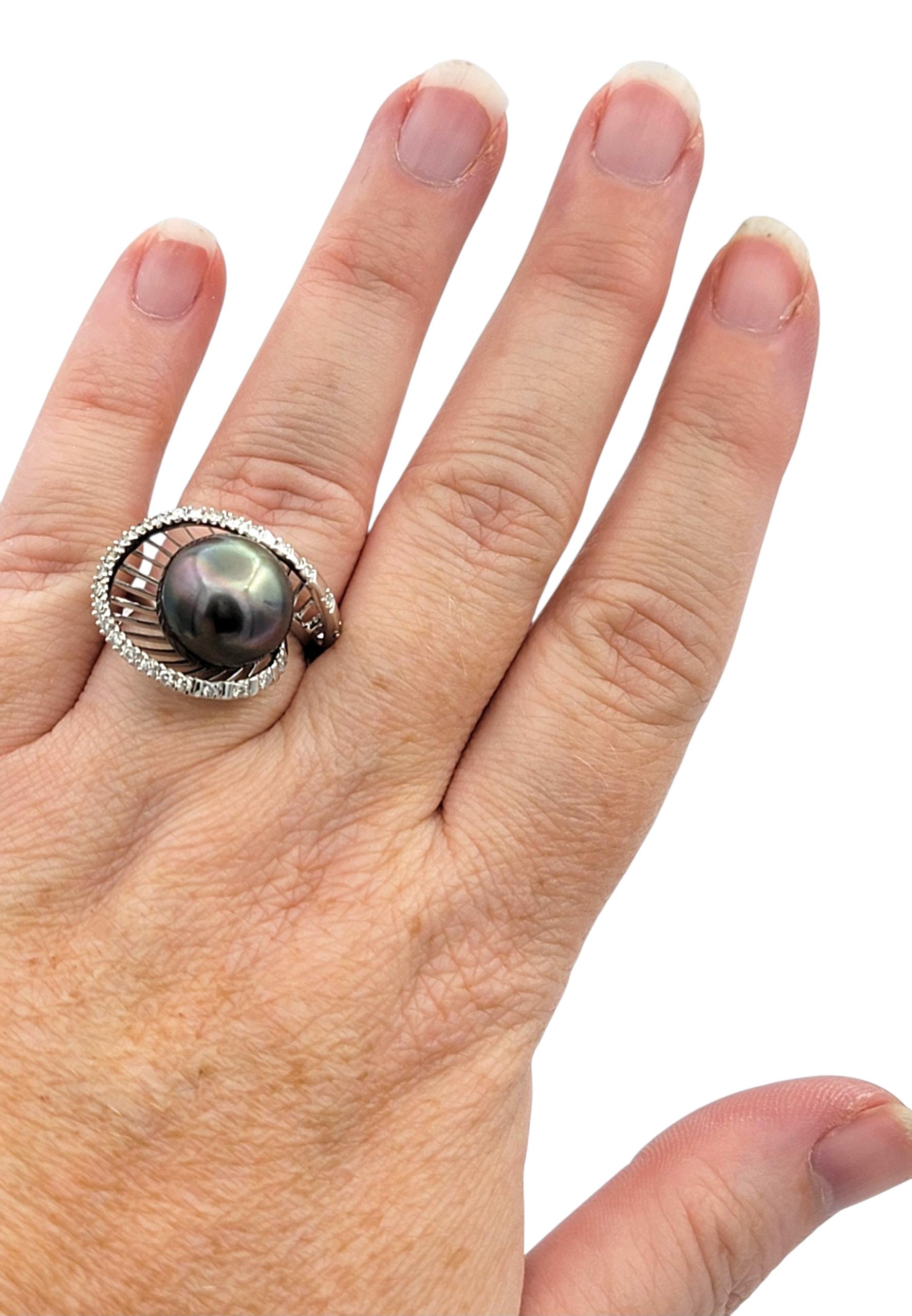 Anello con perla nera di Tahiti e pavé di diamanti in oro bianco da 18 carati in vendita 3