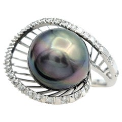 Anello con perla nera di Tahiti e pavé di diamanti in oro bianco da 18 carati