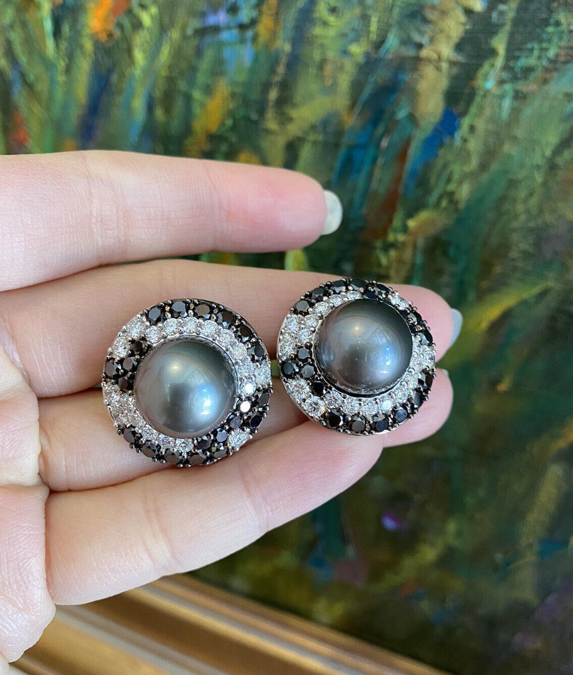 Tahitian Black Pearl Earrings with Black and White Diamonds in 18k White Gold In Excellent Condition For Sale In La Jolla, CA
