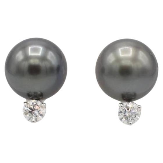 Pendientes de Oro Blanco con Perla Negra de Tahití y Diamante Natural 
Metal: oro blanco de 14 quilates
Peso: 5,89 gramos
Longitud: 16 mm
Perlas Perlas tahitianas negras de 11 mm 
Diamantes: Aprox. 0.50 CTW G VS diamantes redondos