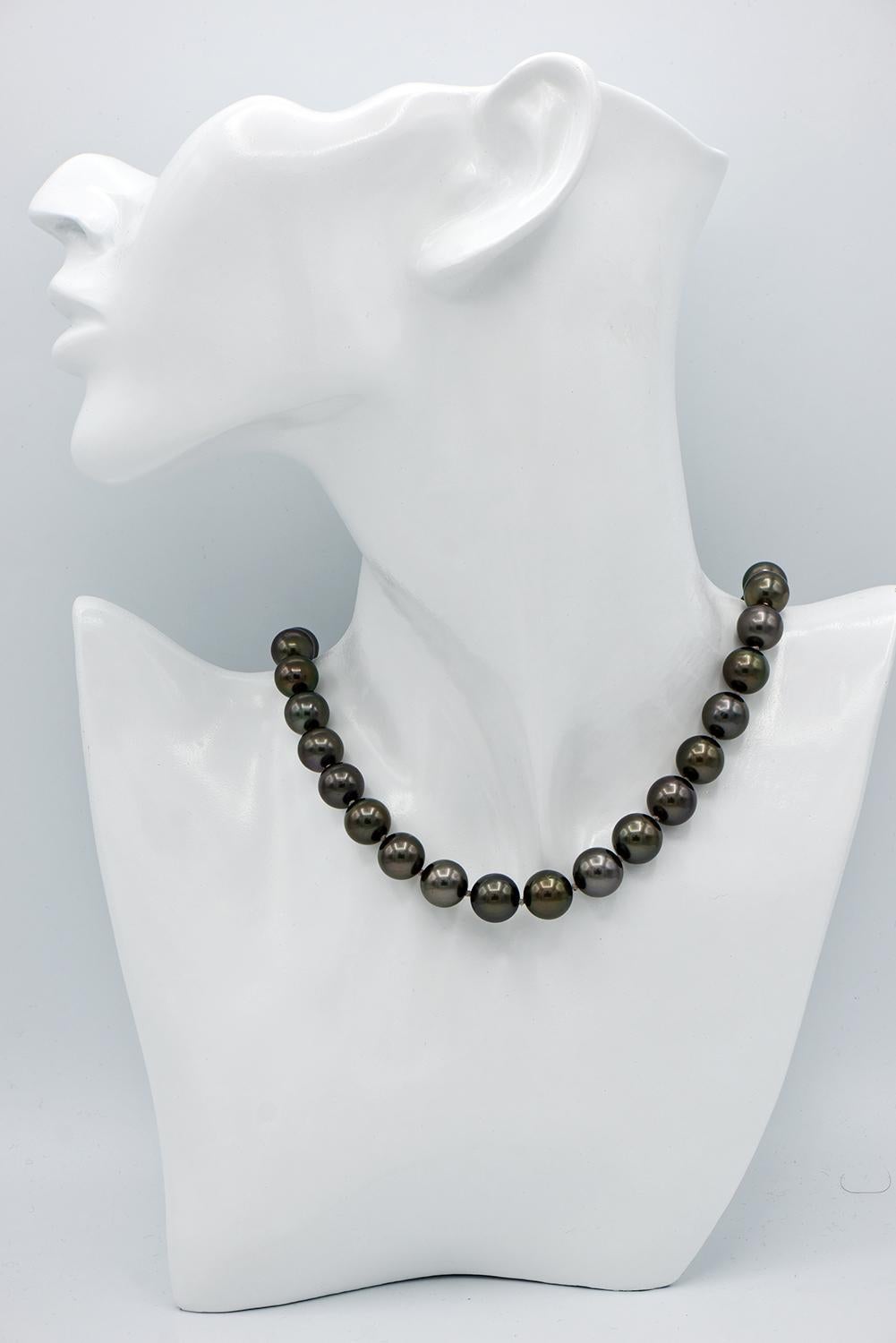 what makes a black pearl