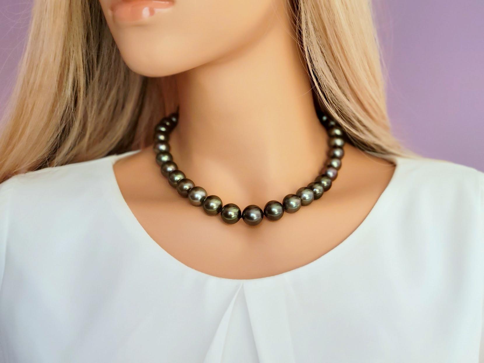 The length of the necklace is 17.5 inches (44.5 cm). The large size of the smooth, round, high-quality beads varies from 12 mm to 14 mm.
The most highly prized Black pearls are those of the iridescent Peacock, Green, and Blue colors. The Peacock,