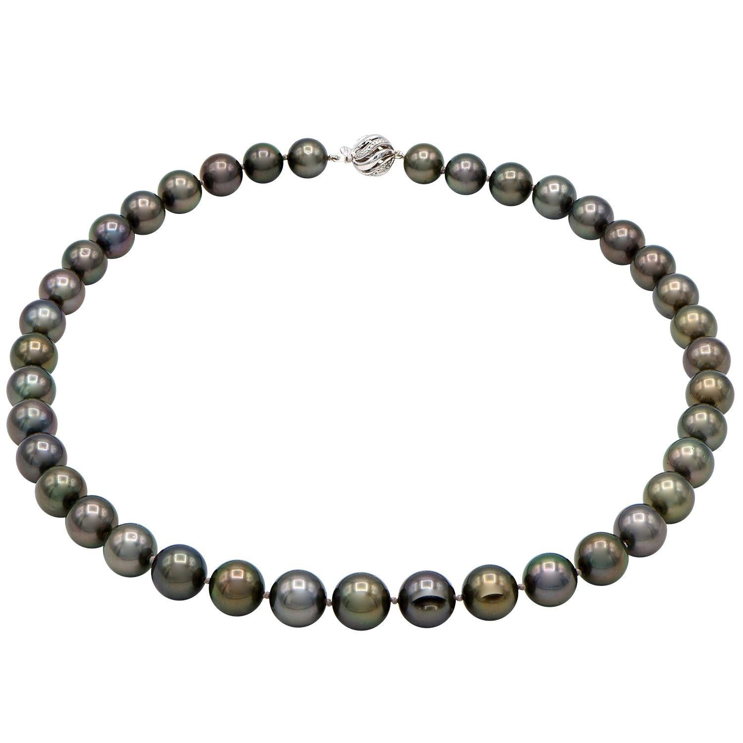 Collier de perles noires de Tahiti avec fermoir boule en or blanc 14 carats