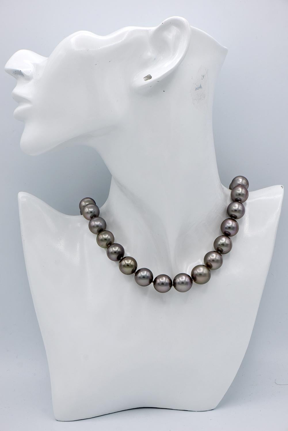 Contemporain Broche de perles noires de Tahiti aux nuances roses avec fermoir boule en or 14 carats en vente