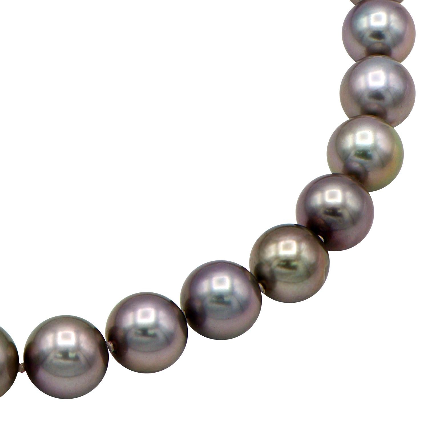 Taille ronde Broche de perles noires de Tahiti aux nuances roses avec fermoir boule en or 14 carats en vente