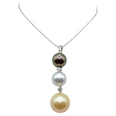 Pendentif en or blanc 18 carats avec 3 perles de Tahiti noires, blanches des mers du Sud et diamants