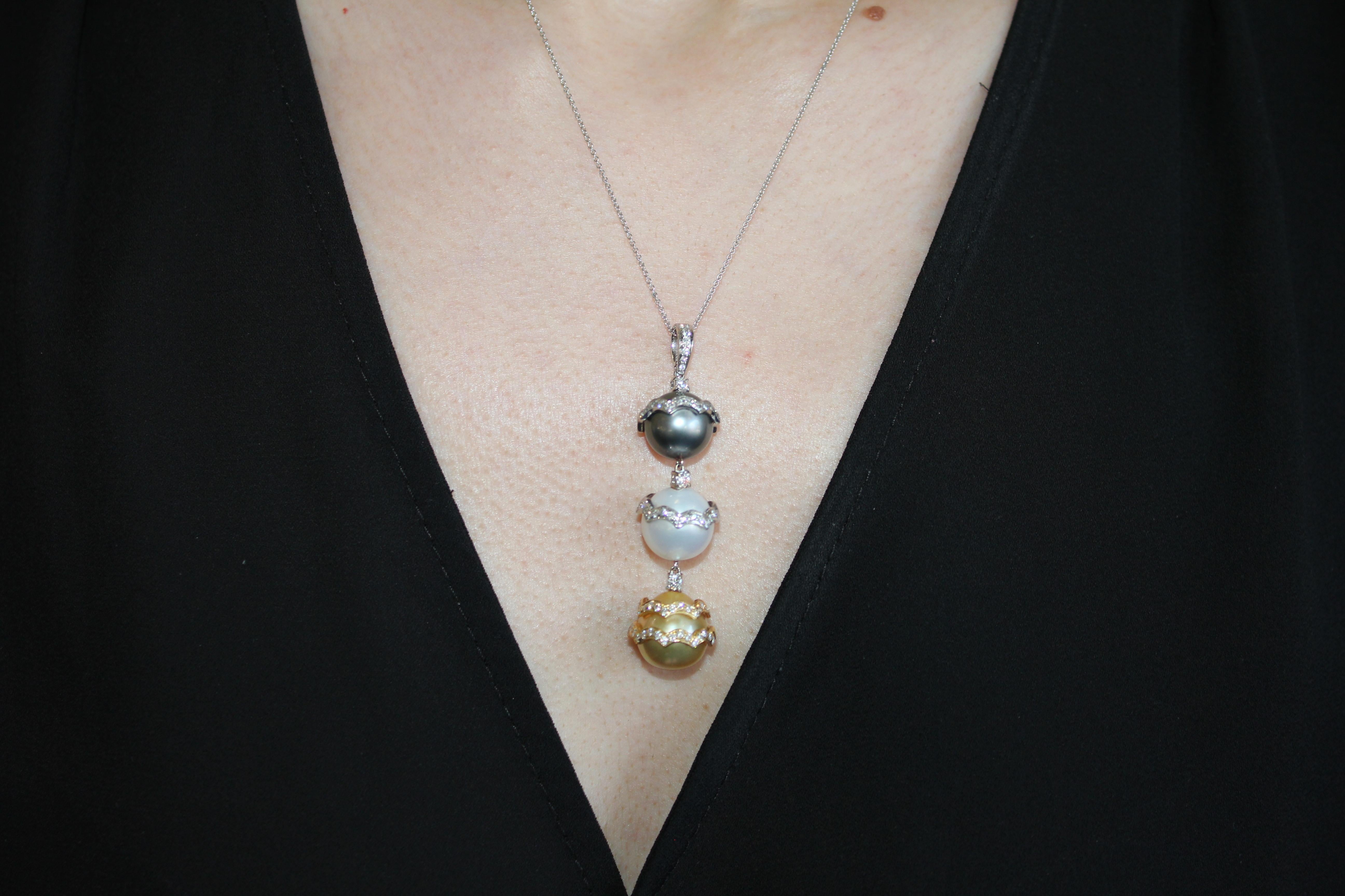 Collana con ciondolo a goccia in oro bianco e diamanti con perla nera gialla bianca di Tahiti in vendita 1