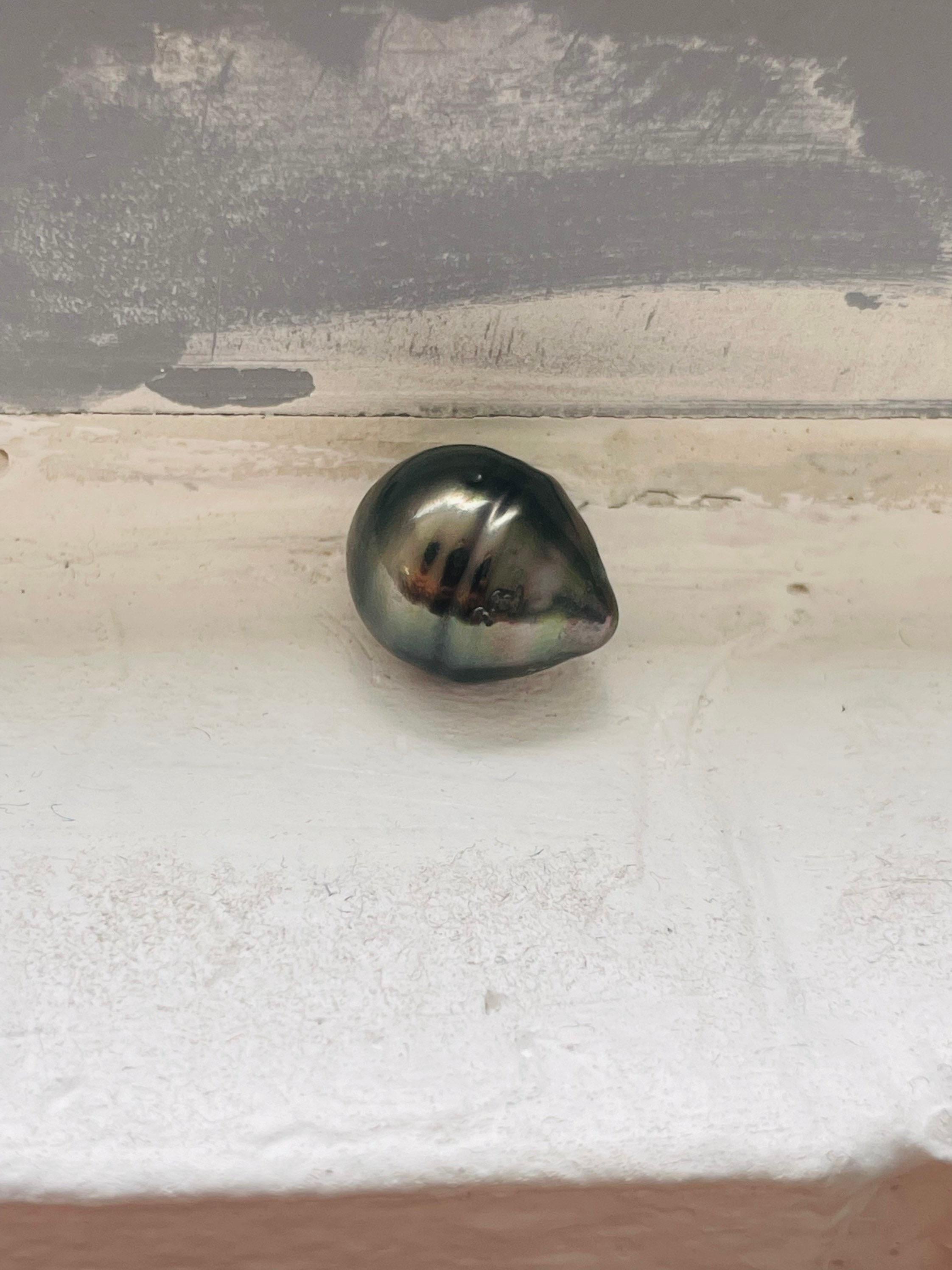 What an amazing gift this pearl would make for someone, 100% natural Tahitian Black pearl with high luster, the glow is unreal on this pearl. Alternatively a great pearl to make a pendant or a ring. 


Company policy every item has to have a