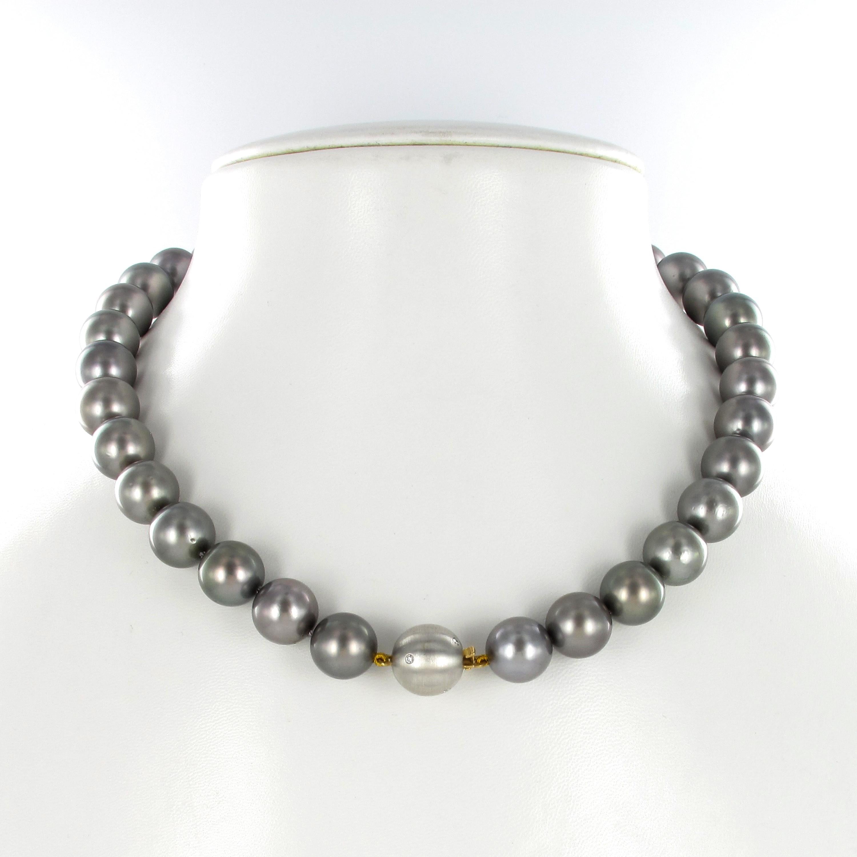 Tahitian Cultured Pearl and Diamond Necklace In Excellent Condition For Sale In Lucerne, CH