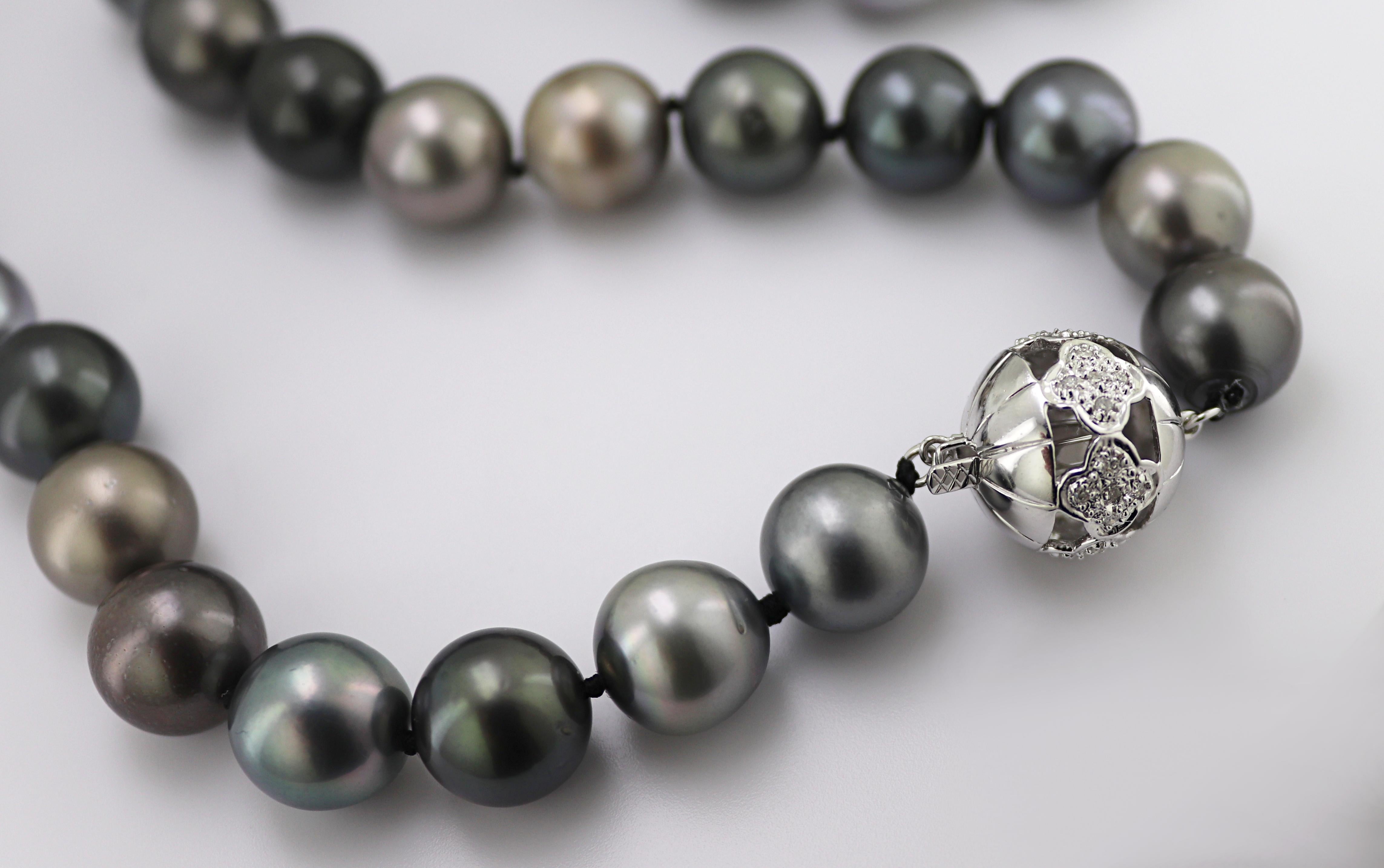 Femenino o masculino Collar de perlas cultivadas de Tahití, diamantes y oro blanco de 18 quilates en venta