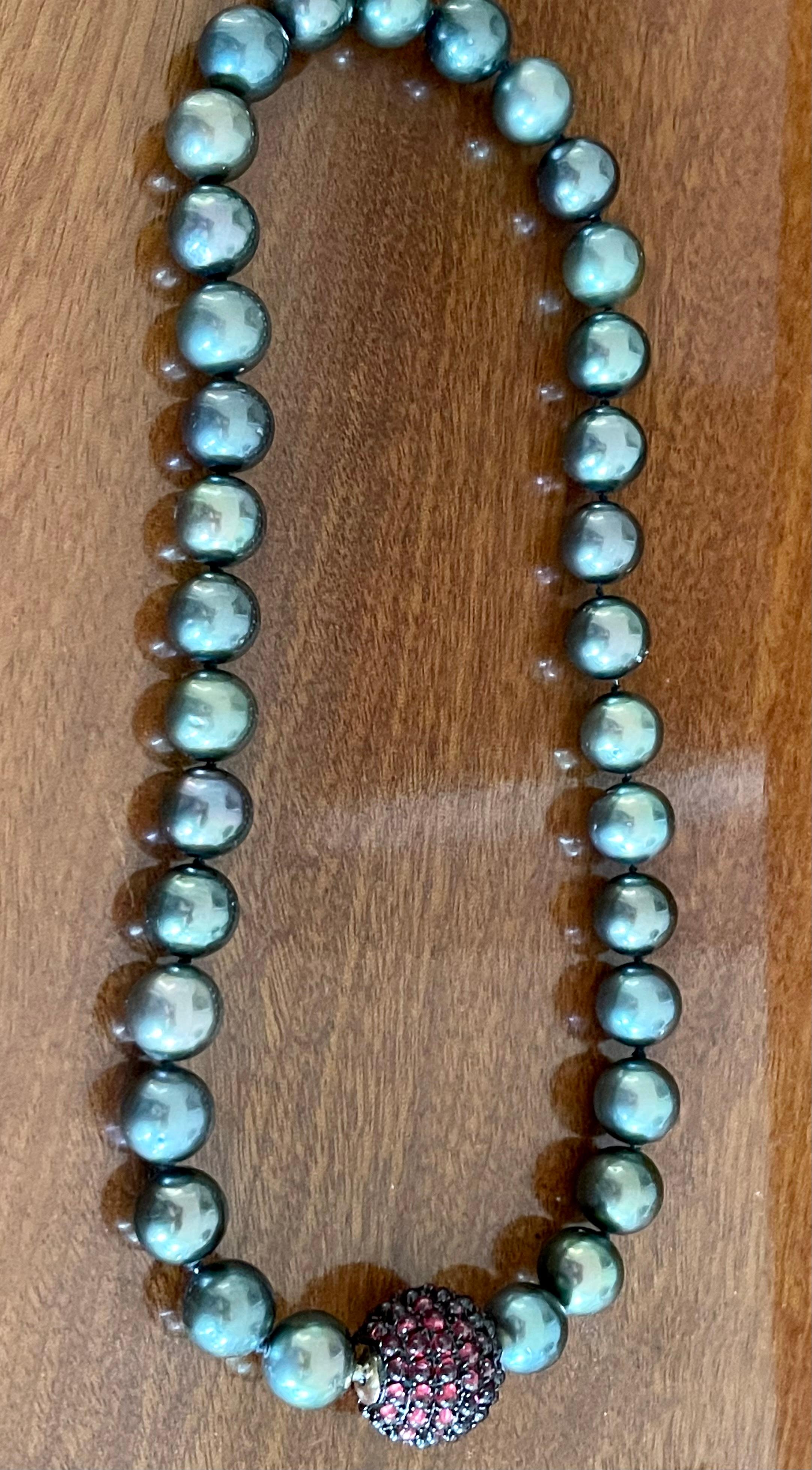 Tahitian Cultured Pearl Necklace with 18 White Gold Garnet Ball Clasp In Excellent Condition For Sale In Zurich, Zollstrasse