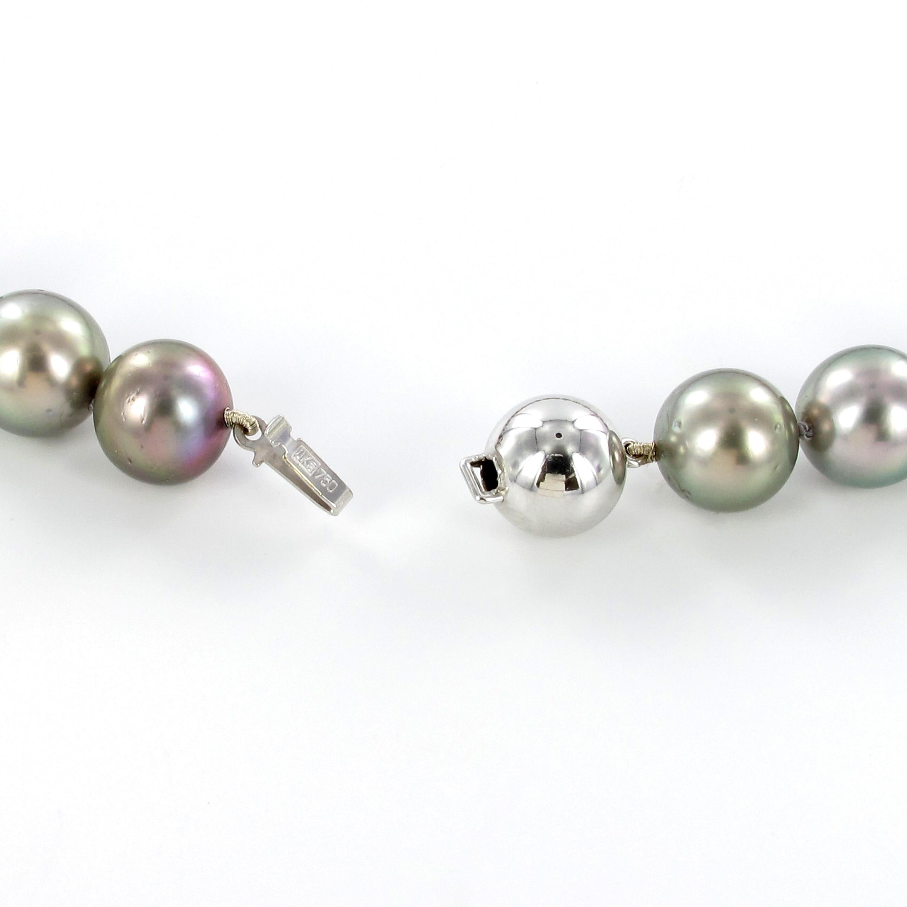 Tahitian Cultured Pearl Necklace with White Gold Ball Clasp In Excellent Condition For Sale In Lucerne, CH