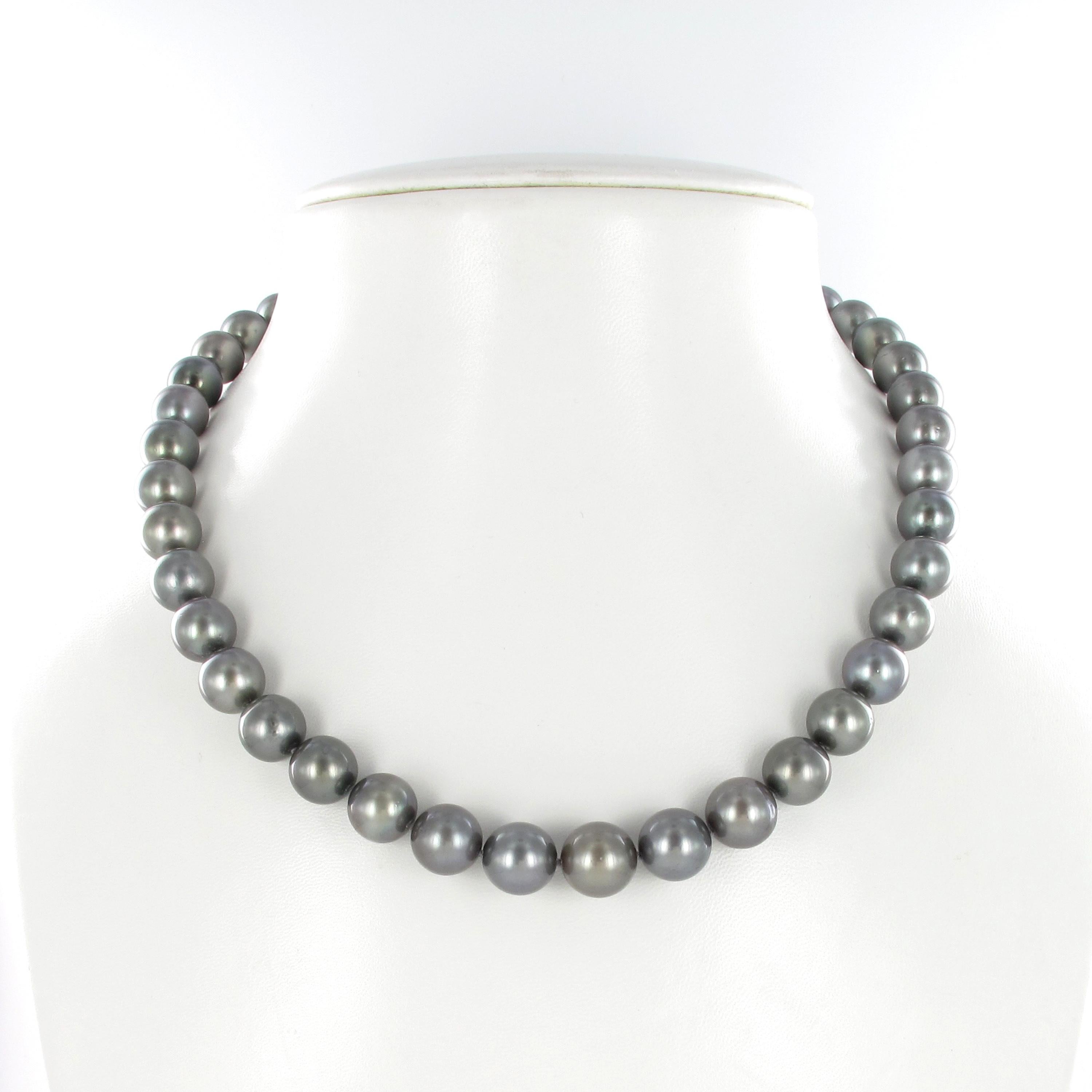 This strand consists of 41 round dark gray Tahitian cultured pearls graduating from 10.0 mm to 11.8 mm. The bodycolor of the pearls is a straight forward medium dark gray without any overtone. The pearls are of round shapes, with a slightly spotted