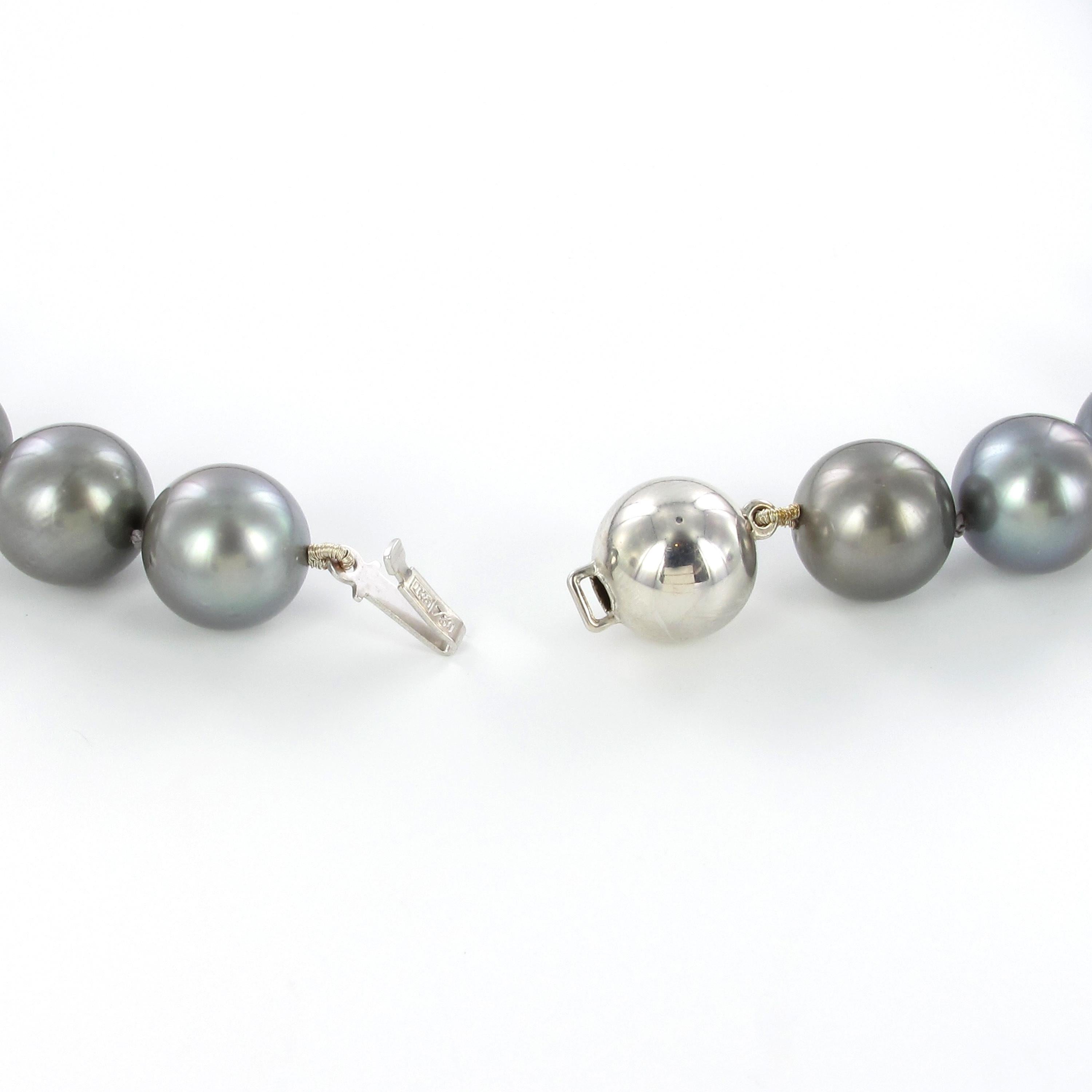 Tahitian Cultured Pearl Necklace with White Gold Clasp In Excellent Condition For Sale In Lucerne, CH