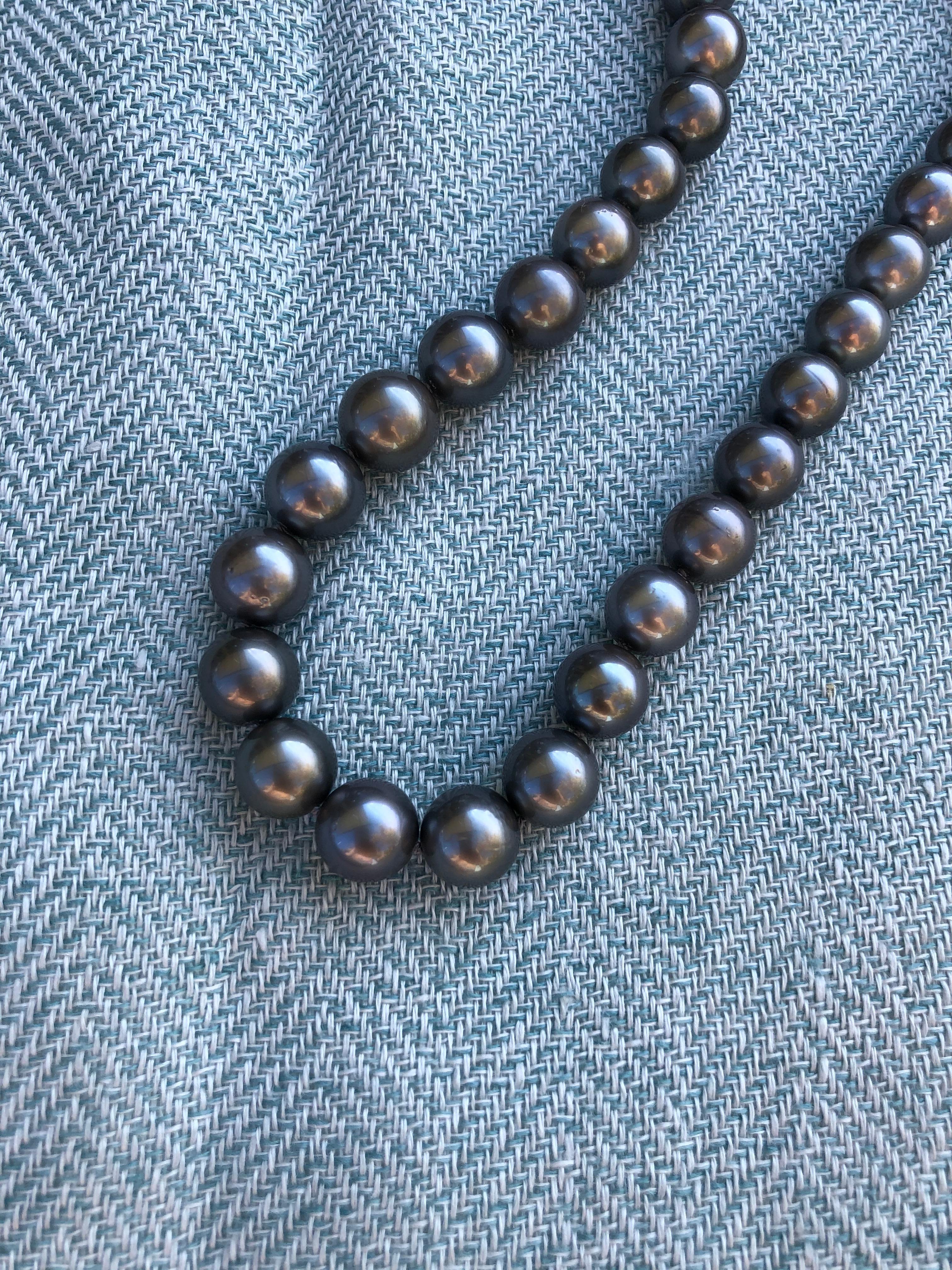 Women's or Men's Tahitian Cultured Pearl Necklace with White Gold Clasp For Sale