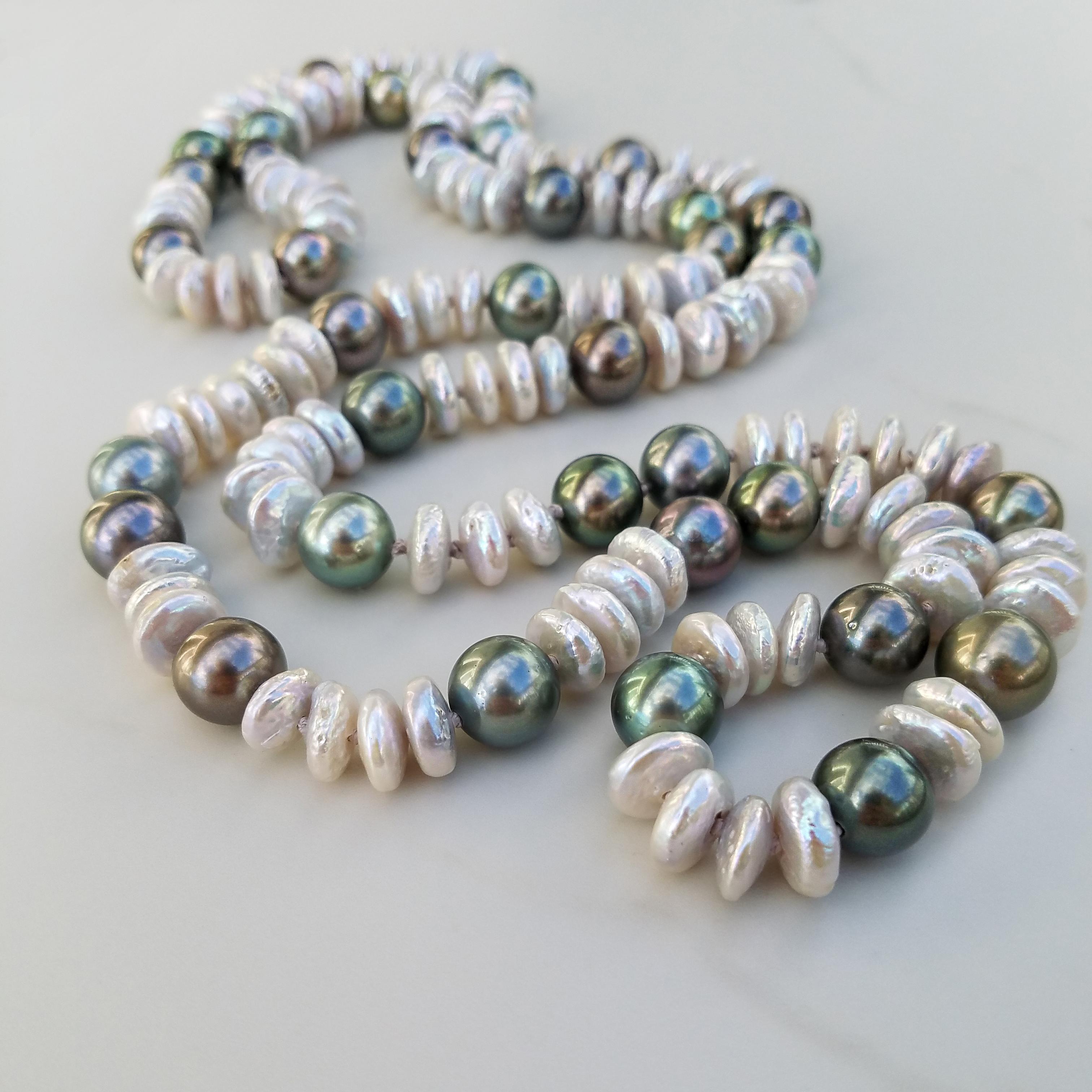 Un'eccezionale selezione di perle di Tahiti rotonde e multicolori danzano tra dischi di perle d'acqua dolce bianche e iridescenti. Questo brillante assortimento di perle d'acqua salata e perle d'acqua dolce è composto dai seguenti dettagli:

35