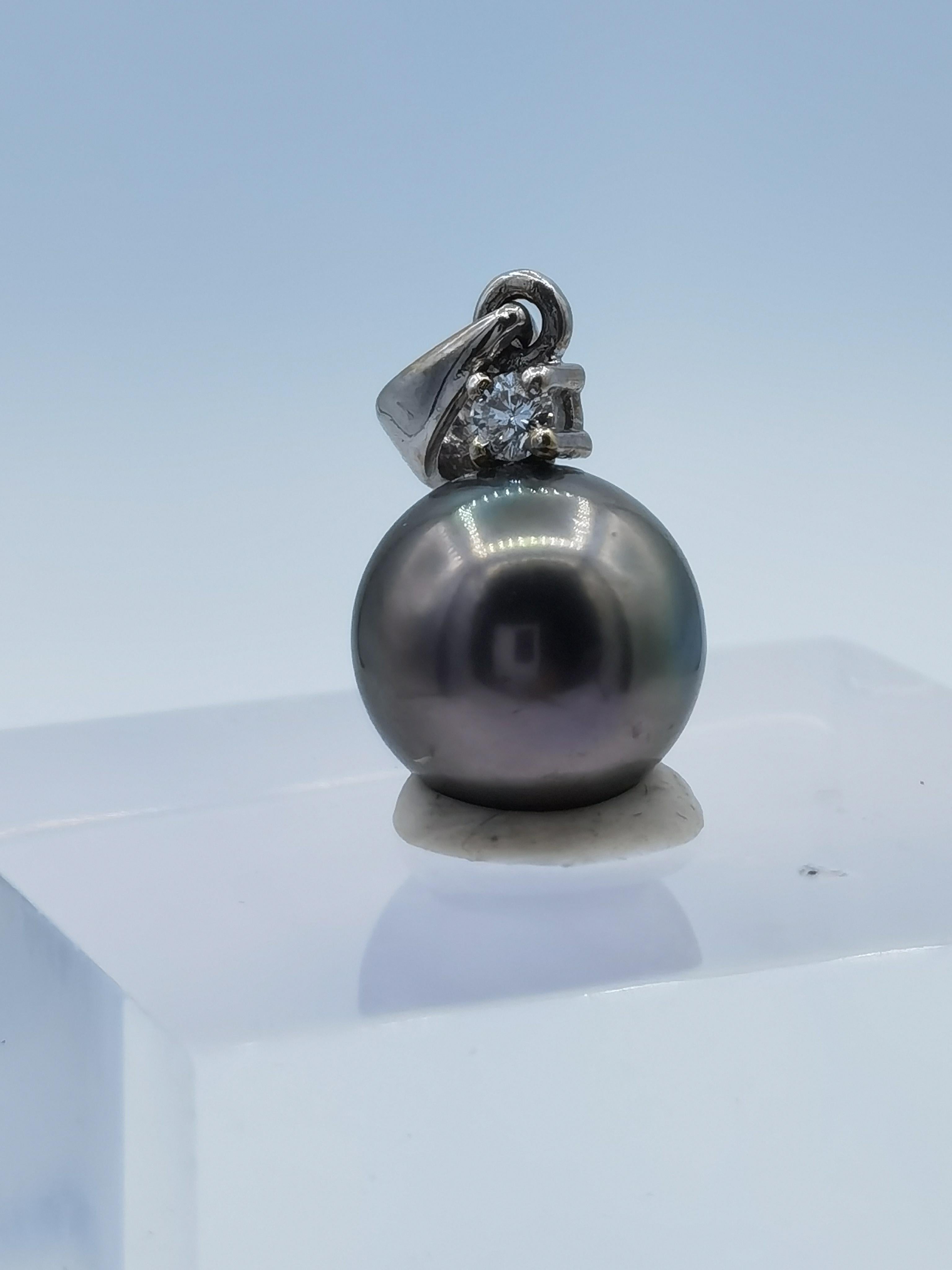 Women's or Men's Tahitian gray 8 mm pearl 0.05 ct diamond 18 k gold For Sale