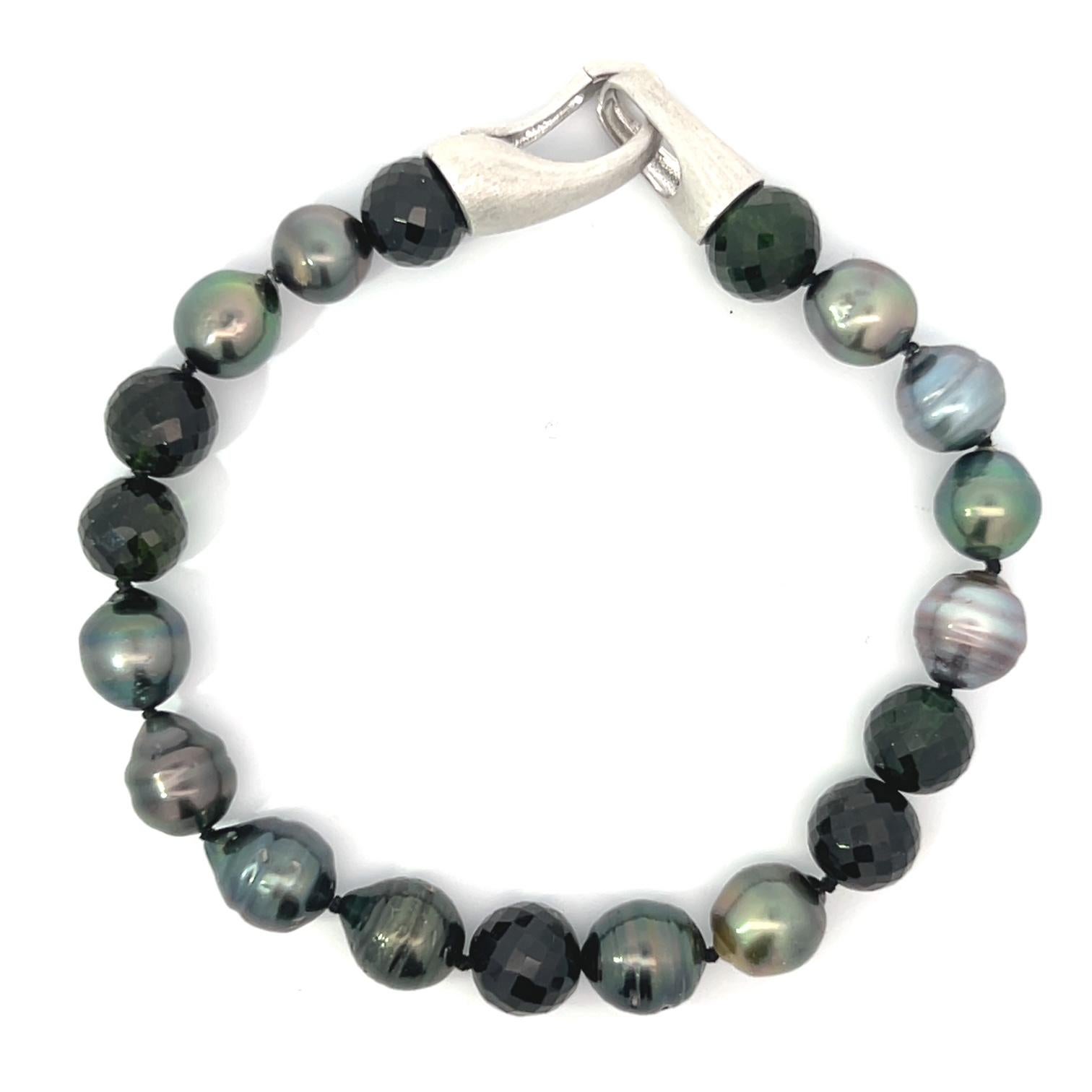 Tahitian Gray Baroque Pearl Black/Green Tourmaline Sterling Silver Bracelet In New Condition For Sale In New York, NY