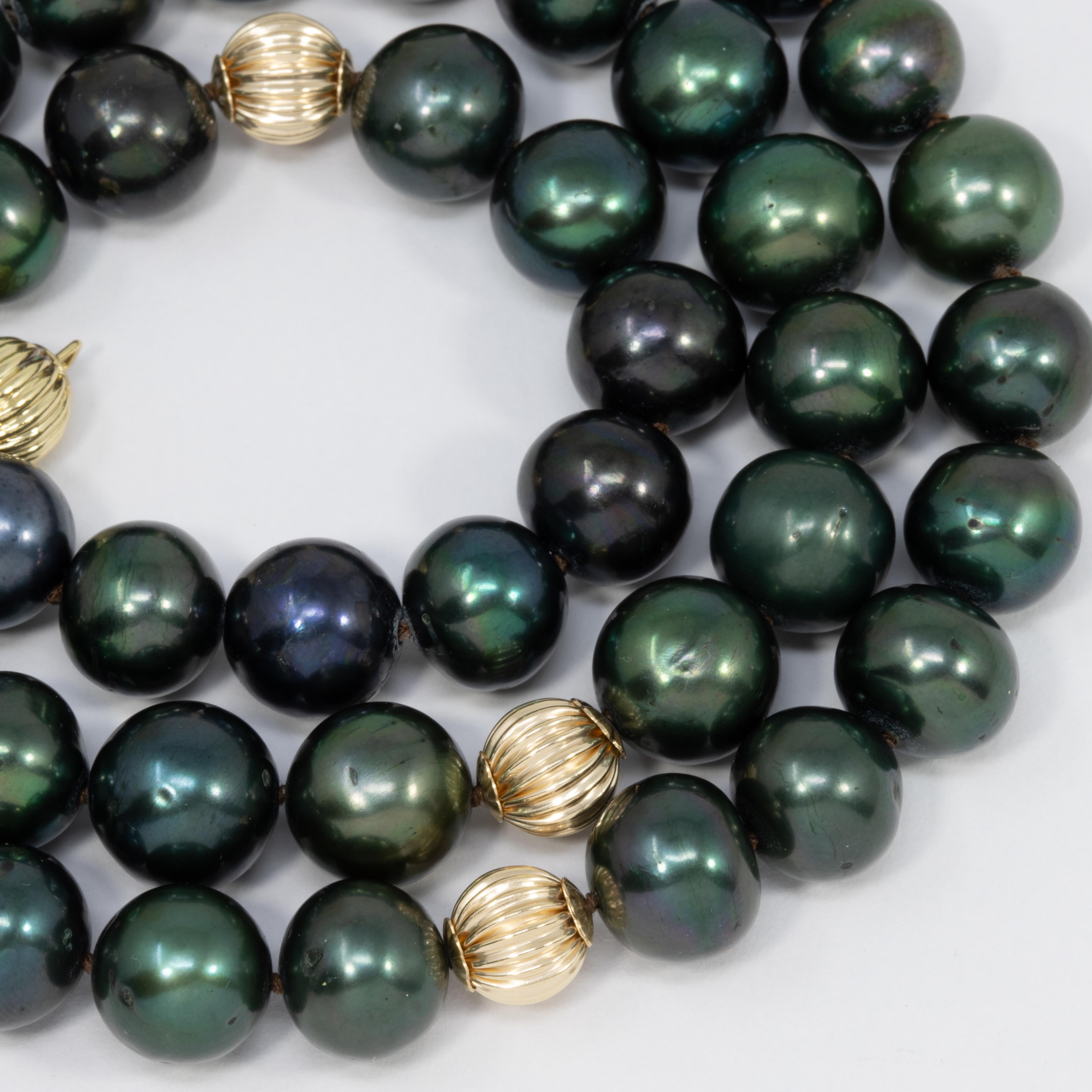 Perle Collier de perles vertes de Tahiti avec touches d'or jaune 14 carats et fermoir en vente