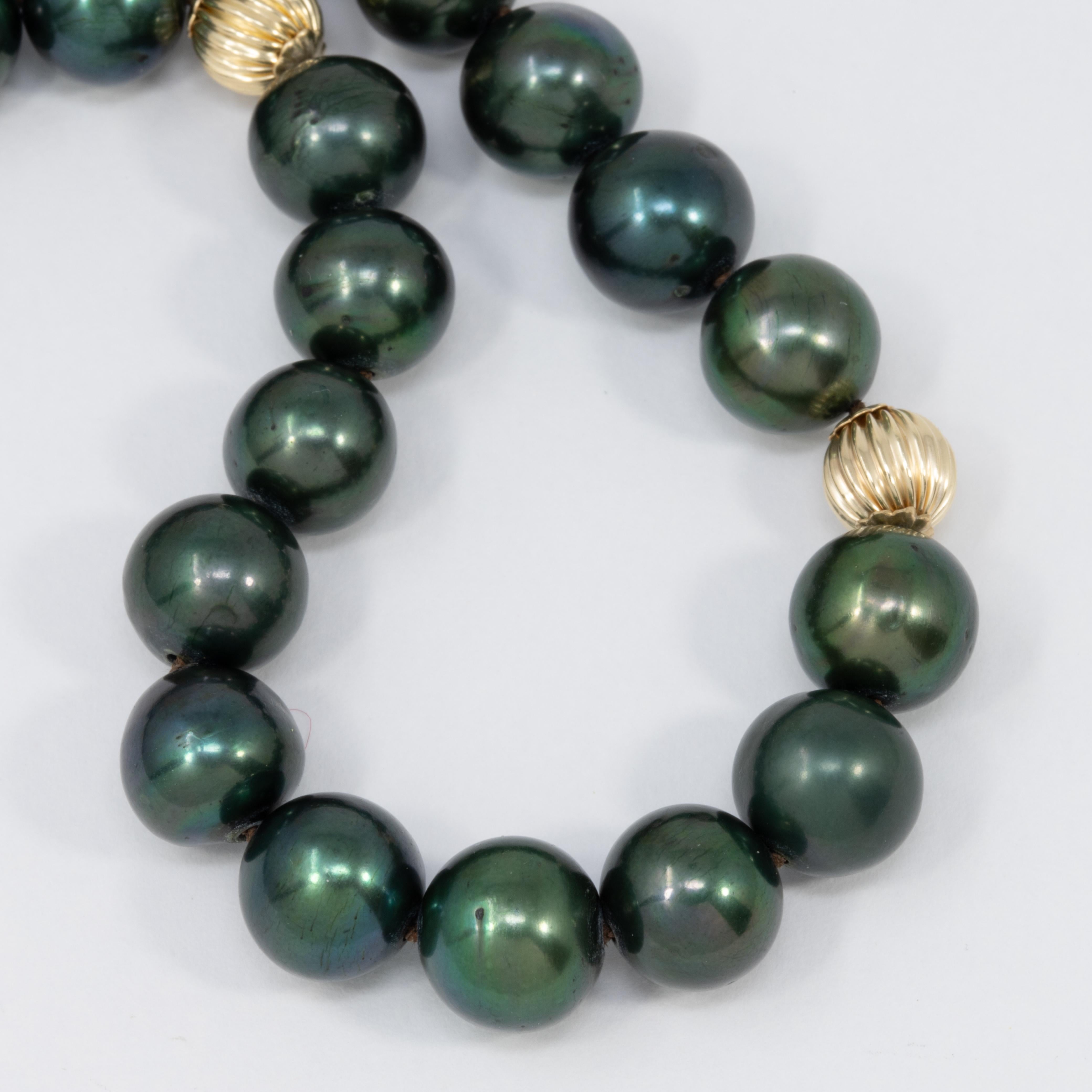 Collier de perles vertes de Tahiti avec touches d'or jaune 14 carats et fermoir Excellent état - En vente à Milford, DE