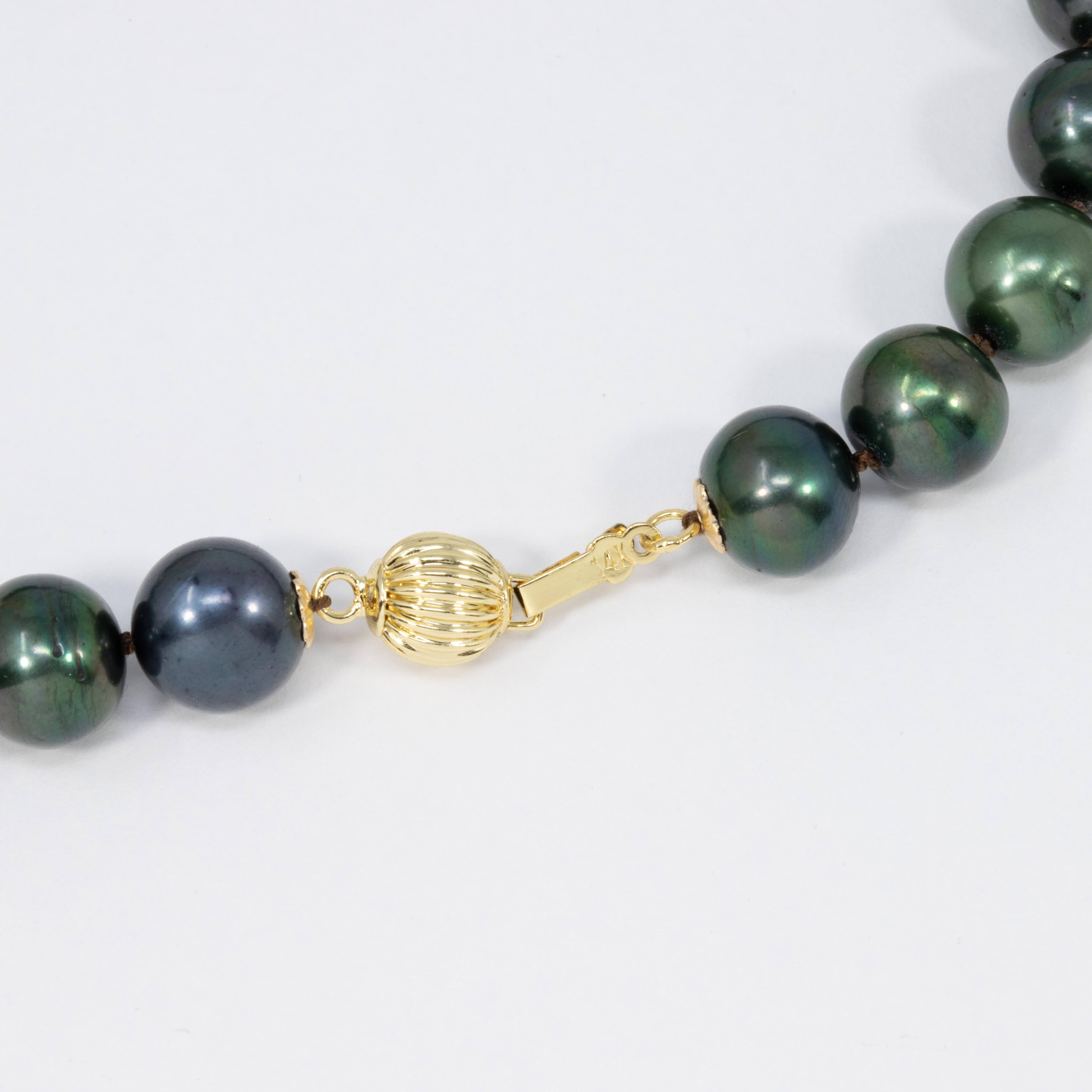 Collier de perles vertes de Tahiti avec touches d'or jaune 14 carats et fermoir Unisexe en vente