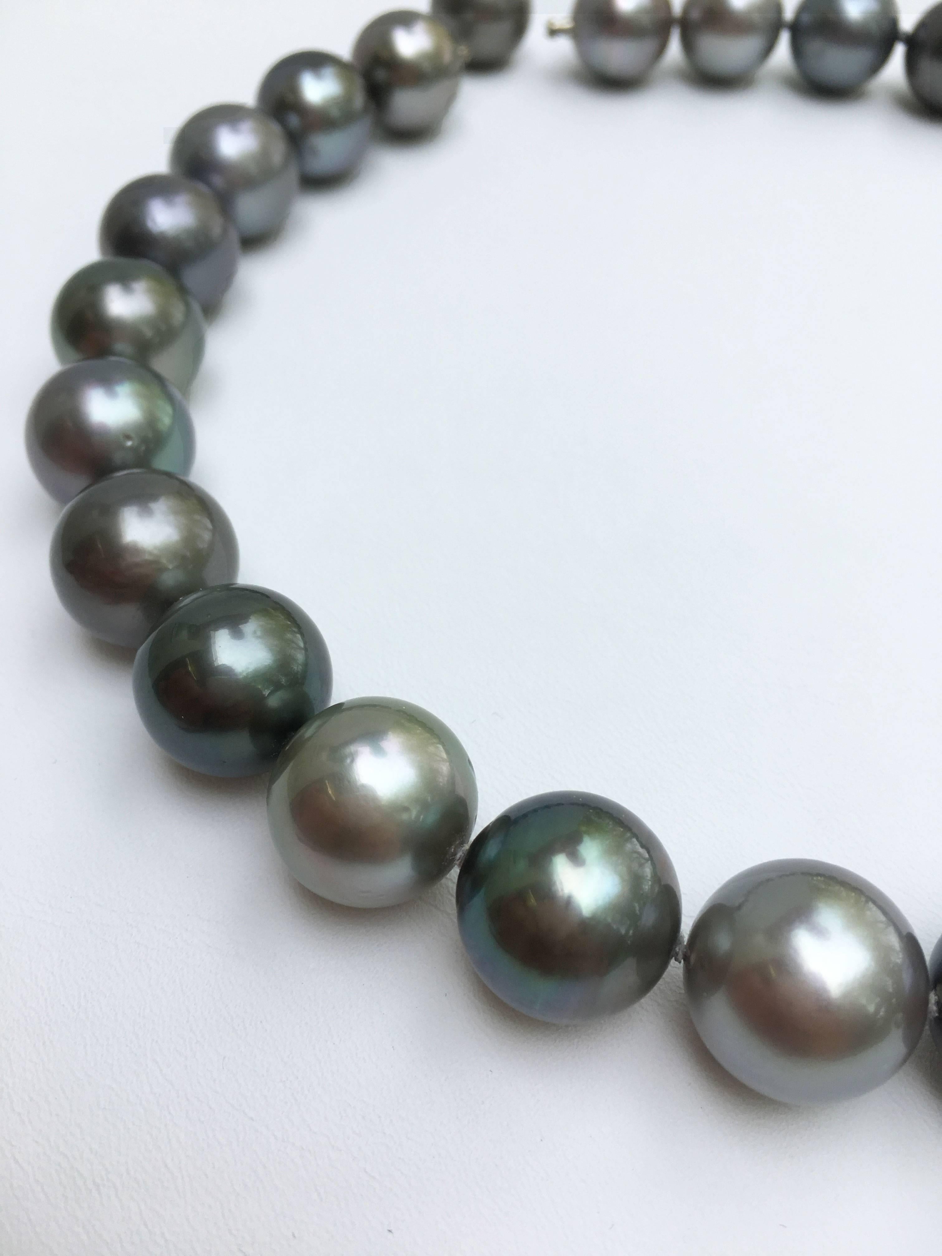 28 round Tahitian Culture Pearls in various grey colors, each 15 to 16 mm on a total
length of 45 cm. With clever, invisible lock system as a clasp