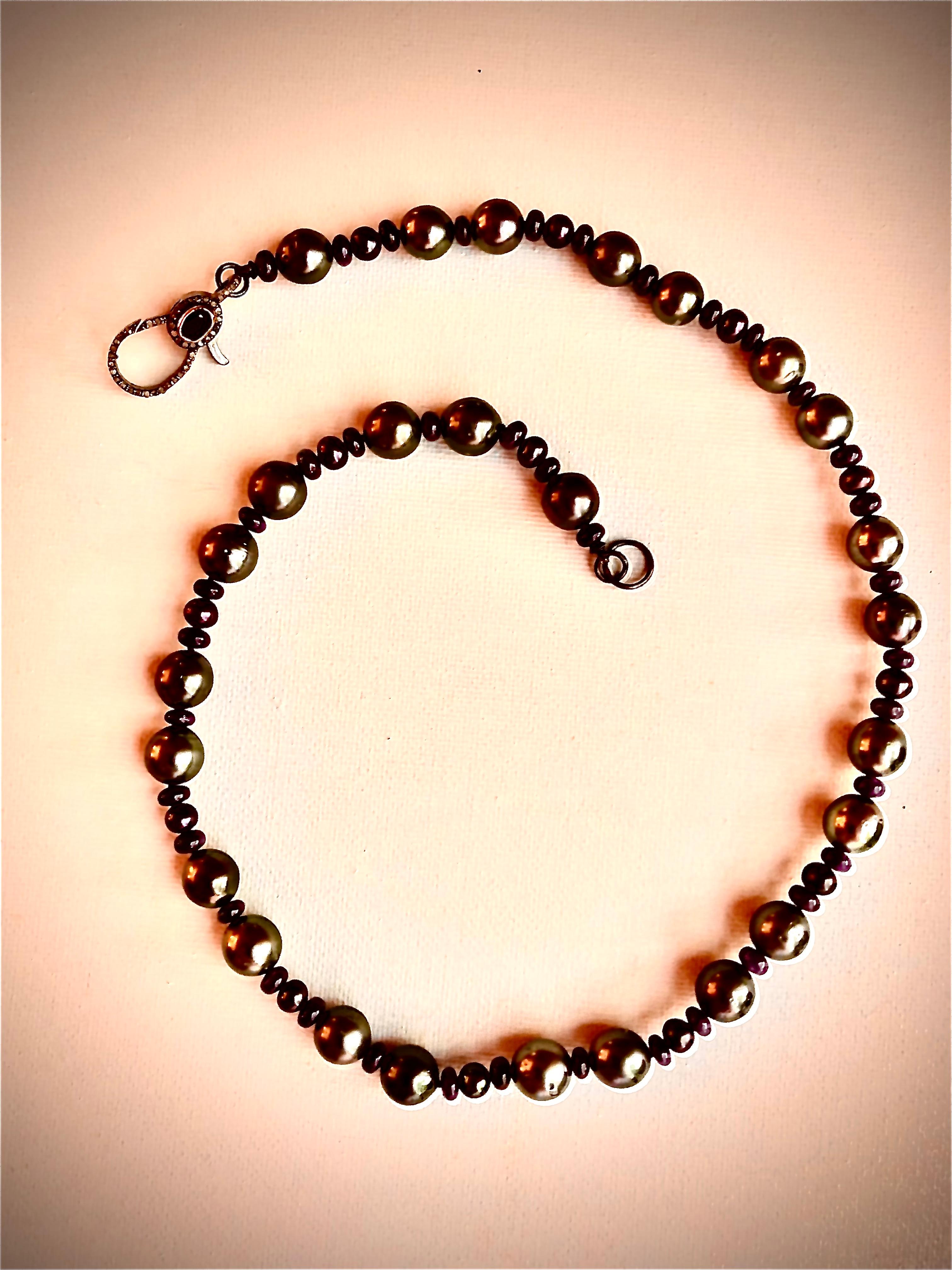 Einzelner Strang mit ca. 9,96 mm leuchtend grauen, fast runden Tahiti-Perlen. Größere Perlen wechseln sich mit kleineren schwarzen Pfauenperlen ab, die von blauen glatten Saphir-Rondellen flankiert werden.

Die Halskette ist mit einem oxidierten