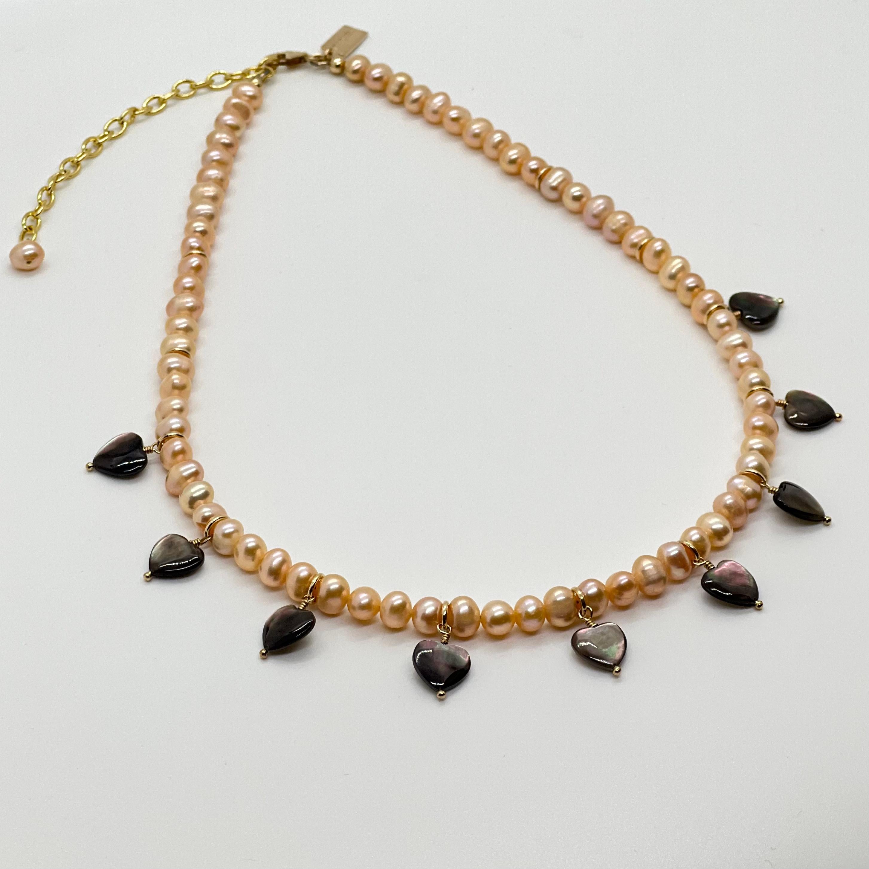 Questa collana è composta da perle ovali color lavanda con cuori realizzati artigianalmente con conchiglie nere di Tahiti. Le conchiglie nere a cuore di Tahiti danno una lucentezza iridescente, è come avere degli arcobaleni in quei mini cuori. È
