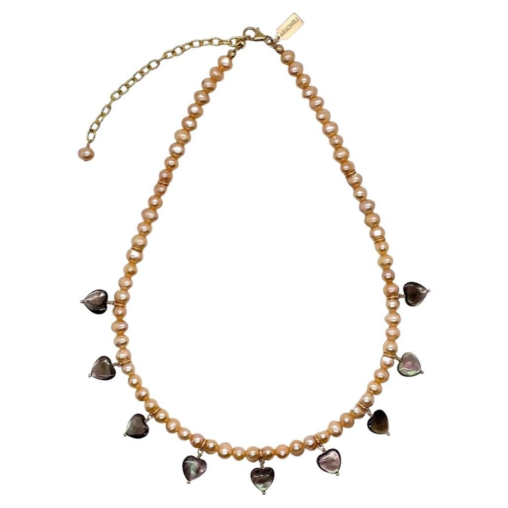 Tahiti-Herzschalen-Halskette mit goldenen Perlen