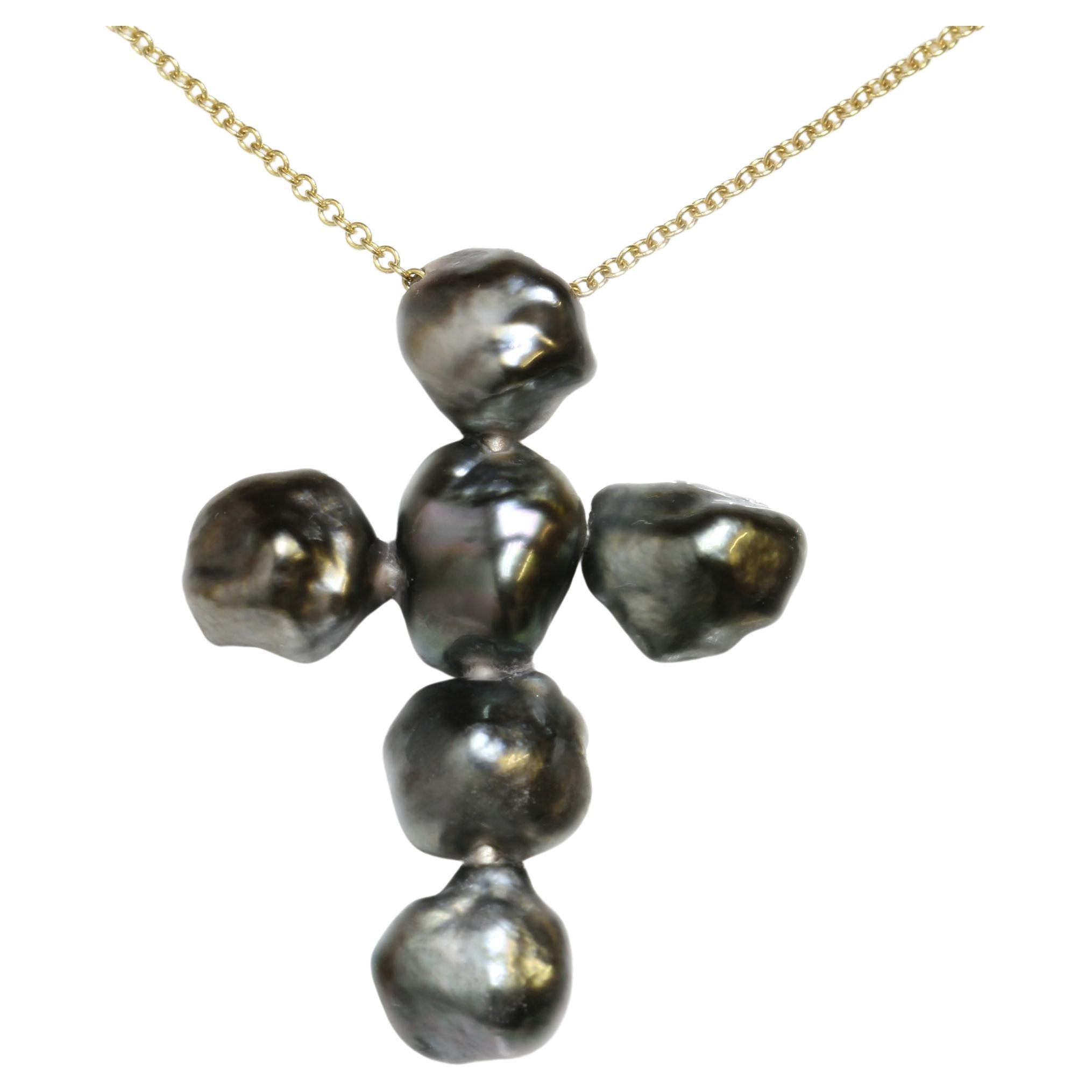 Collier croix en or jaune 14k avec perles de Tahiti et diamants Chaîne réglable 18". en vente