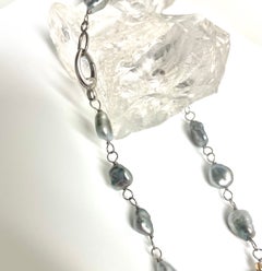 Collier de perles Keshi de Tahiti avec touches de roues en émail et diamants pavés