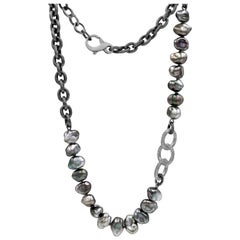 Chaîne collier à trois maillons en perles Keshi de Tahiti et diamants, unique en son genre