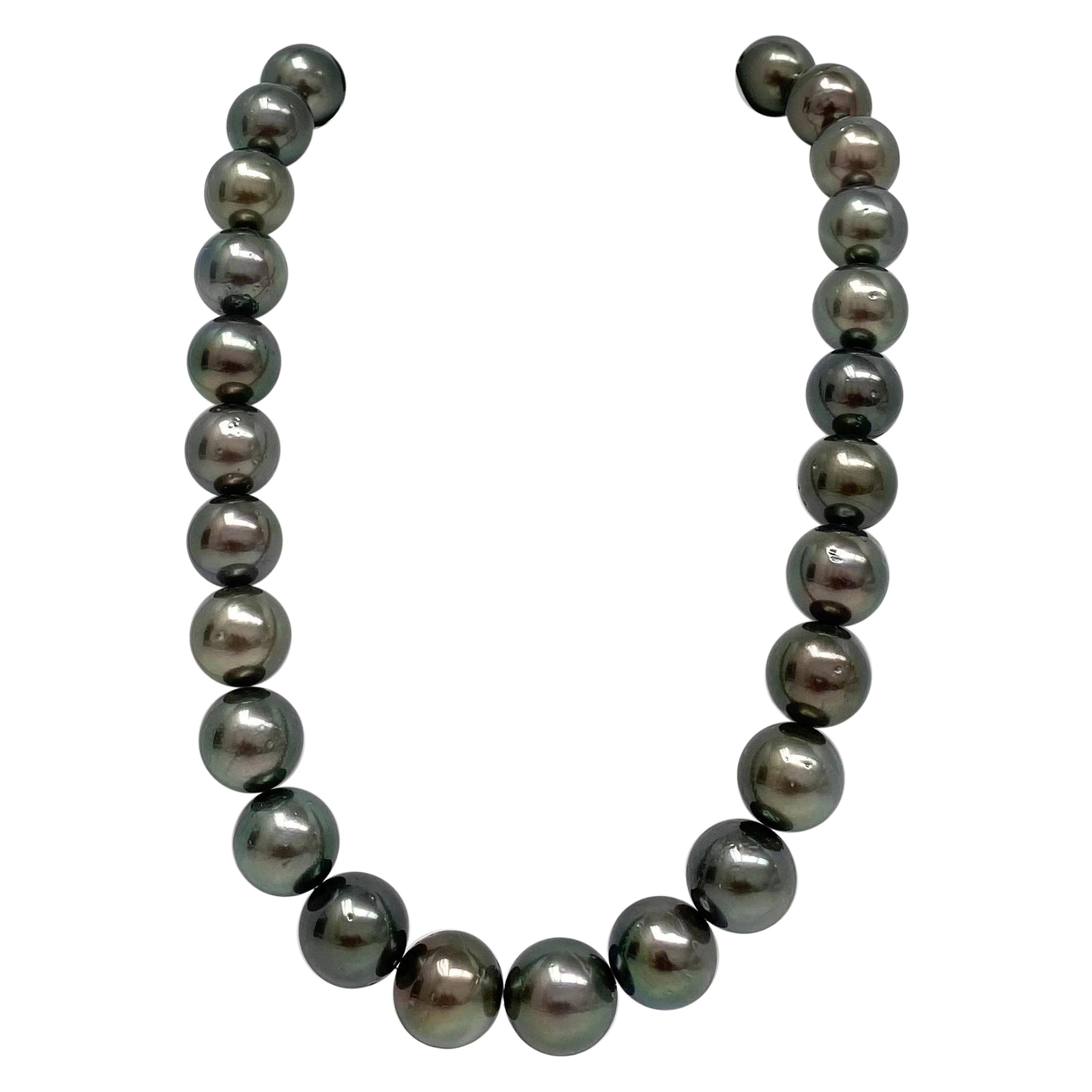 Tahitian Medium Dark Green Round Pearl Necklace with Gold Clasp For Sale