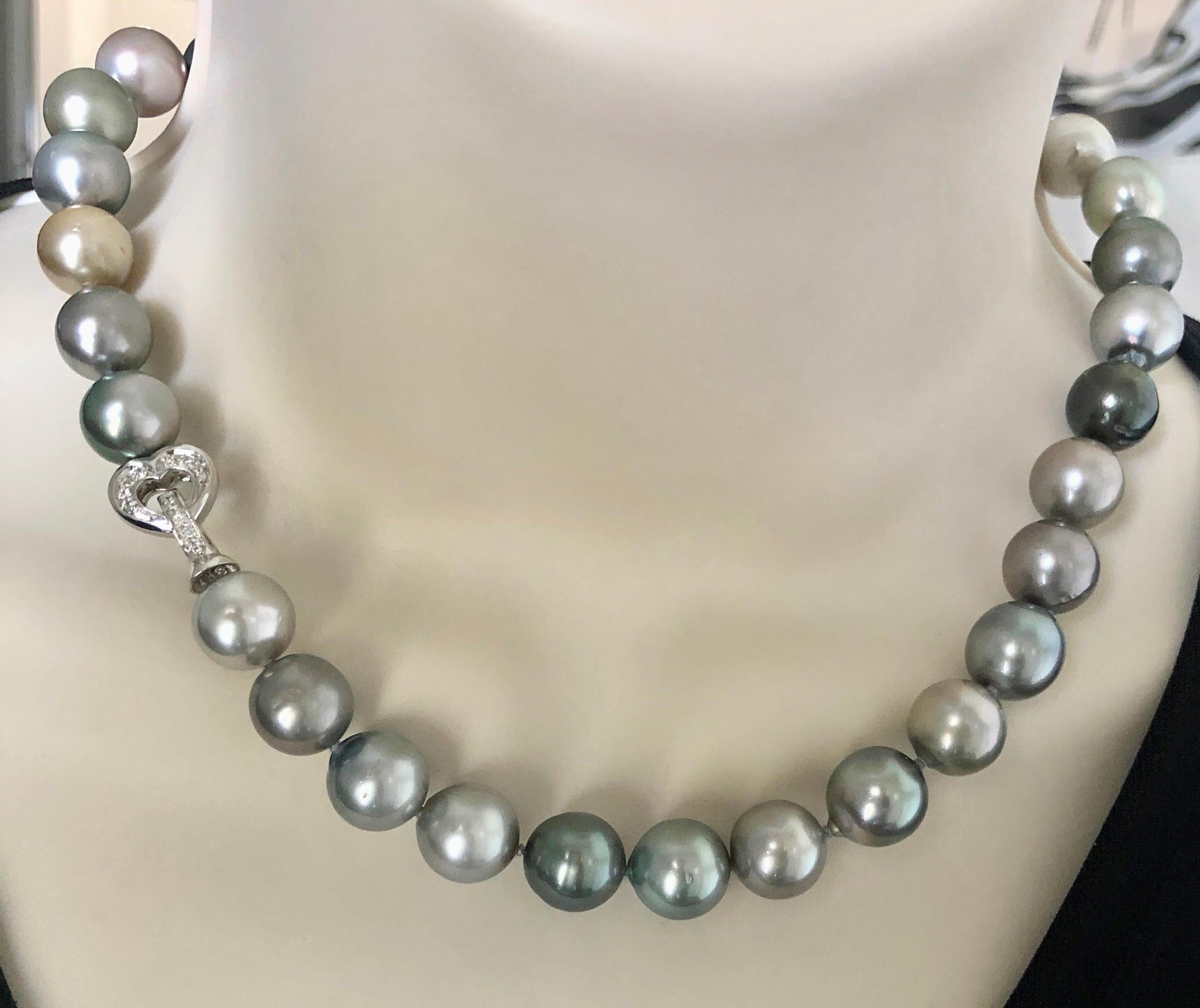 Women's or Men's Tahitian Multicolored Gray Pearls with White 18 Karat Gold Adjustable Clasp For Sale