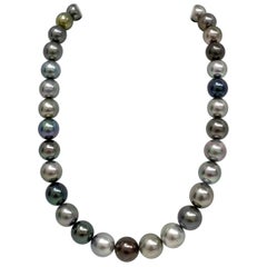 Tahiti-Halskette mit mehrfarbigen, dunklen, mittel-runden Perlen mit Gold