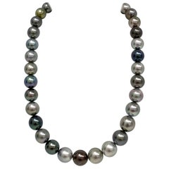 Collana di perle tahitiane multicolori medie e scure quasi rotonde con oro