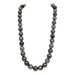 Tahiti-Halskette mit mehrfarbigen ovalen Perlen und Goldverschluss